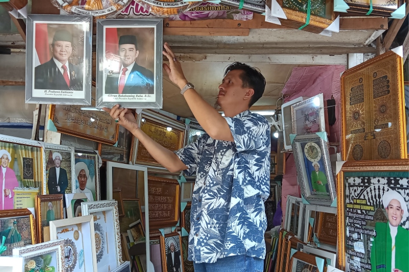PEMENANG PILPRES: Figura foto Presiden Prabowo Subianto dan Wapres Gibran Rakabuming Raka yang dijual di Gang Penatu.