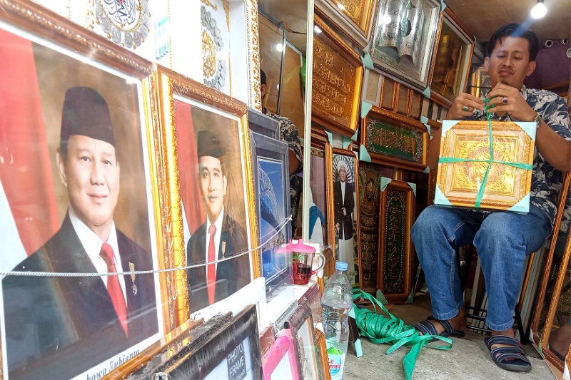 PEMENANG PILPRES: Figura foto Presiden Prabowo Subianto dan Wapres Gibran Rakabuming Raka yang dijual di Gang Penatu.