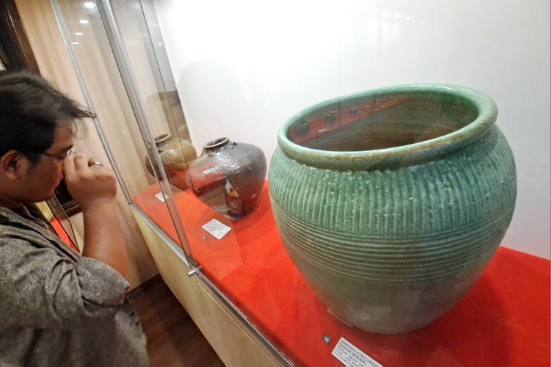 MUSEUM KOTA: Pengunjung Museum Kayuh Baimbai melihat-lihat koleksi perabot keramik antik.