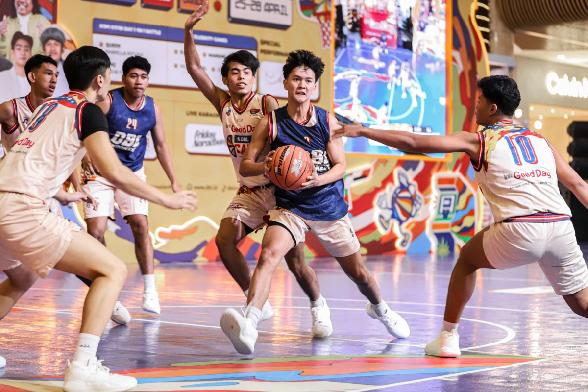 ADU SKILL: Aksi para Campers saat mengikuti scrimmage game di di Grand Atrium Kota Kasablanka (Kokas), Jakarta.(foto:DBL Indonesia untuk Radar Banjarmasin)