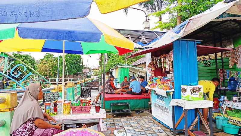 SEPI: Kampung Pelangi mulai ditinggalkan, hanya satu pedagang kuliner yang buka pada Jumat (26/4) sore.