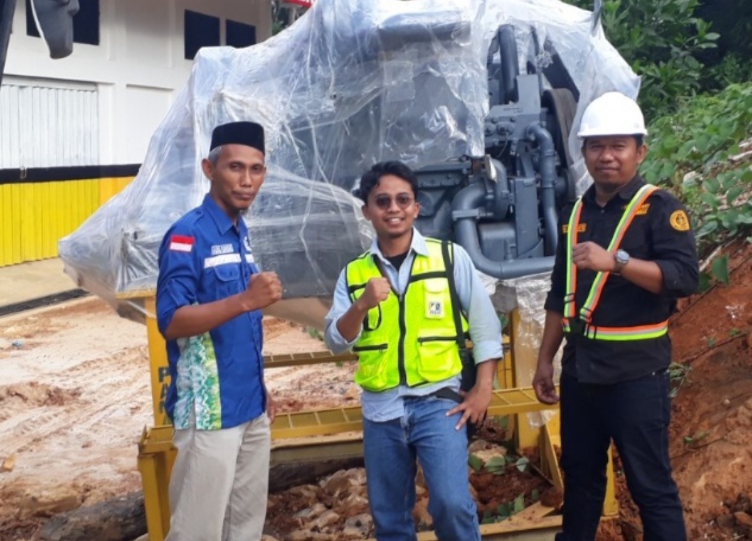 MOMEN: Kepala SMKN 1 Satui (kiri) bersama Perwakilan Manajemen PAMA ARIA (kanan) berada di depan unit engine HD.