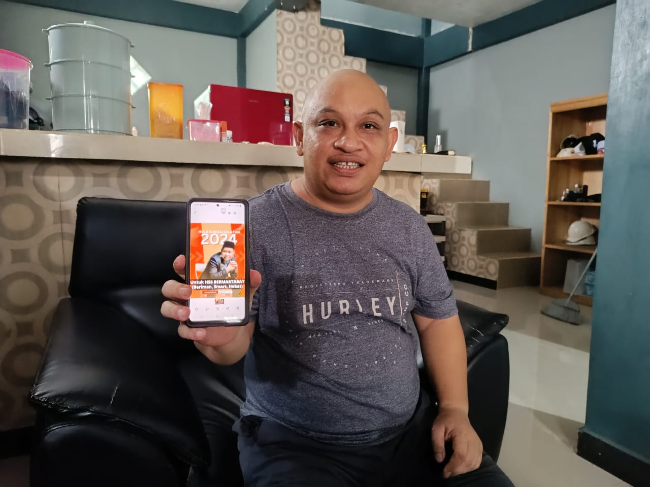 TUNJUKKAN : Ketua DPD PKS Kabupaten HSS, Herry Rosadi menunjukkan foto pembentukan relawan Ja&rsquo;far untuk menjadi Calon Bupati HSS.(Foto:Salahudin/Radar Banjarmasin)