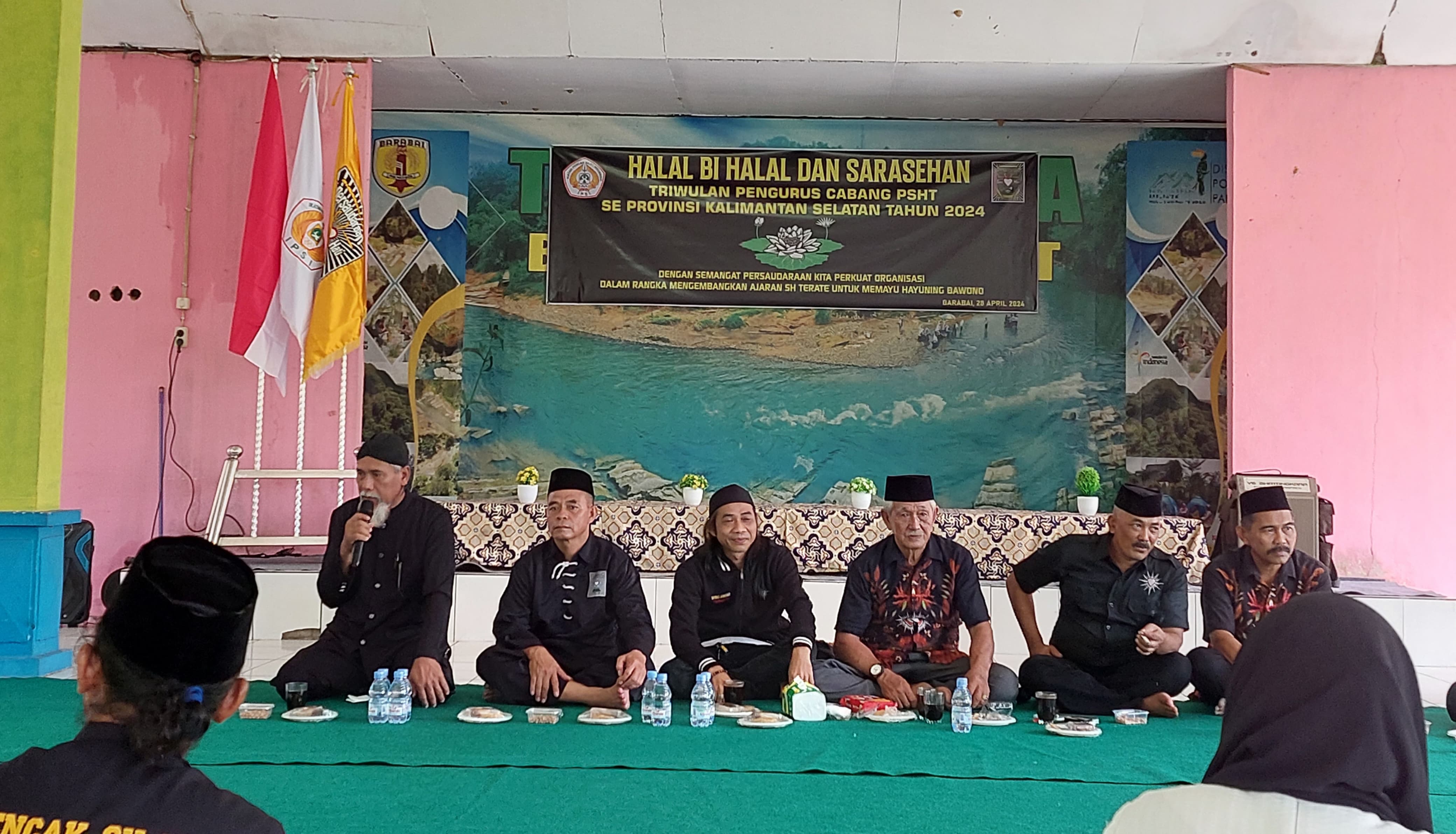 SARASEHAN: Pengurus PSHT se Kalimantan Selatan berkumpul menggelar sarasehan di Wisata Pagat, HST, Minggu (28/4) pagi. (Foto: Jamaluddin/Radar Banjarmasin)