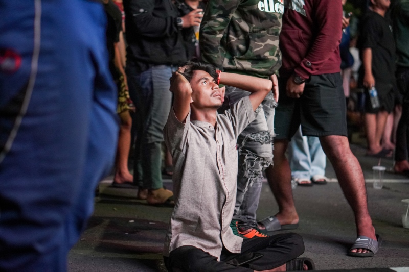 TEGANG: Penonton terlihat tegang saat nobar Timnas Indonesia U-23 melawan Korea Selatan pada Jumat (26/4/2024) dini hari di Balai Kota Banjarbaru.(Foto: M Fadlan Zakiri/Radar Banjarmasin)
