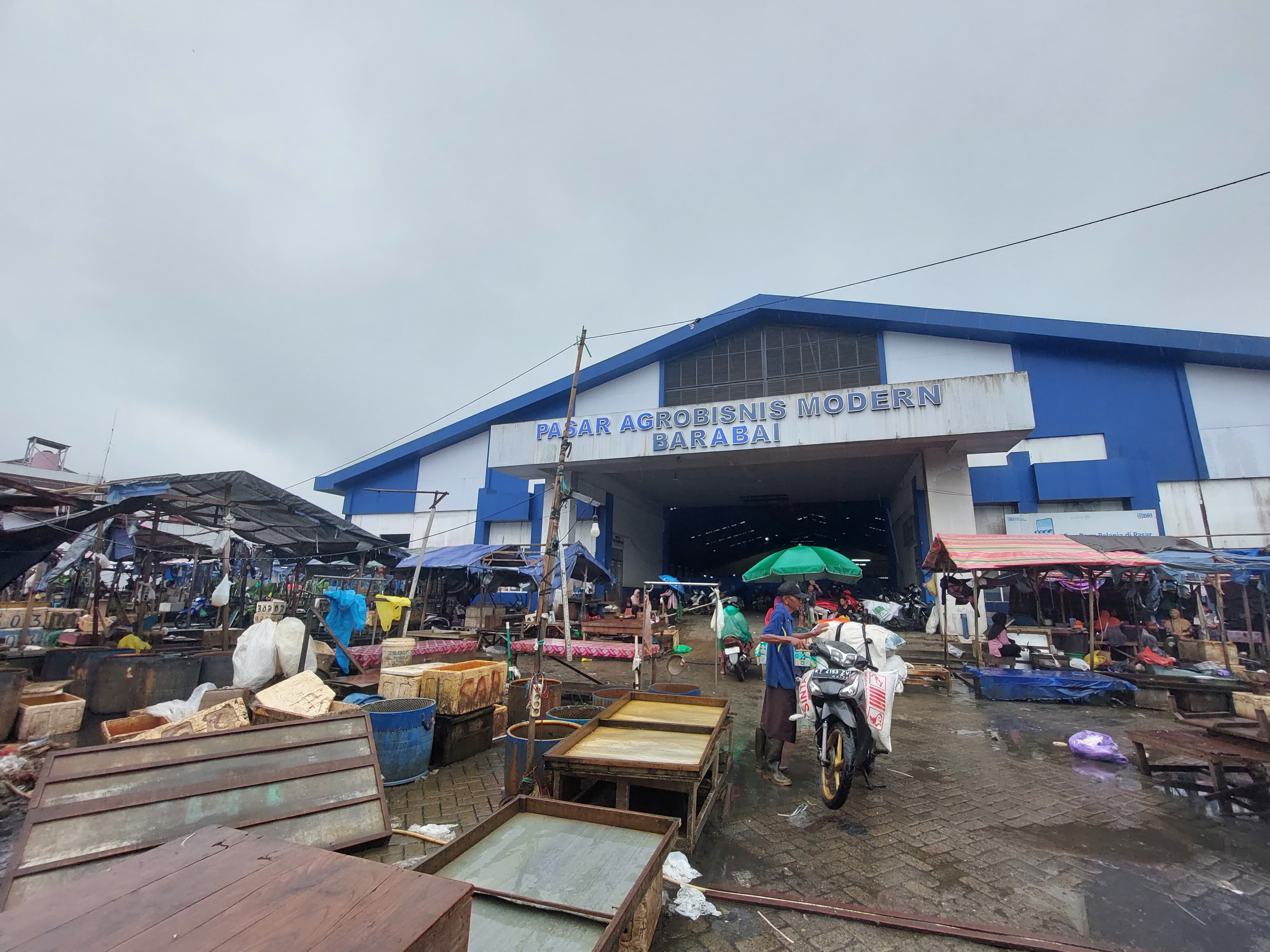 PENATAAN: Dinas Perdagangan HST mengakui perlu tenag ekstra untuk menata pasar di Barabai. Pihaknya berencana membentuk BUMD pasar untuk mengatasi masalah tersebut. (Foto: Jamaluddin/Radar Banjarmasin