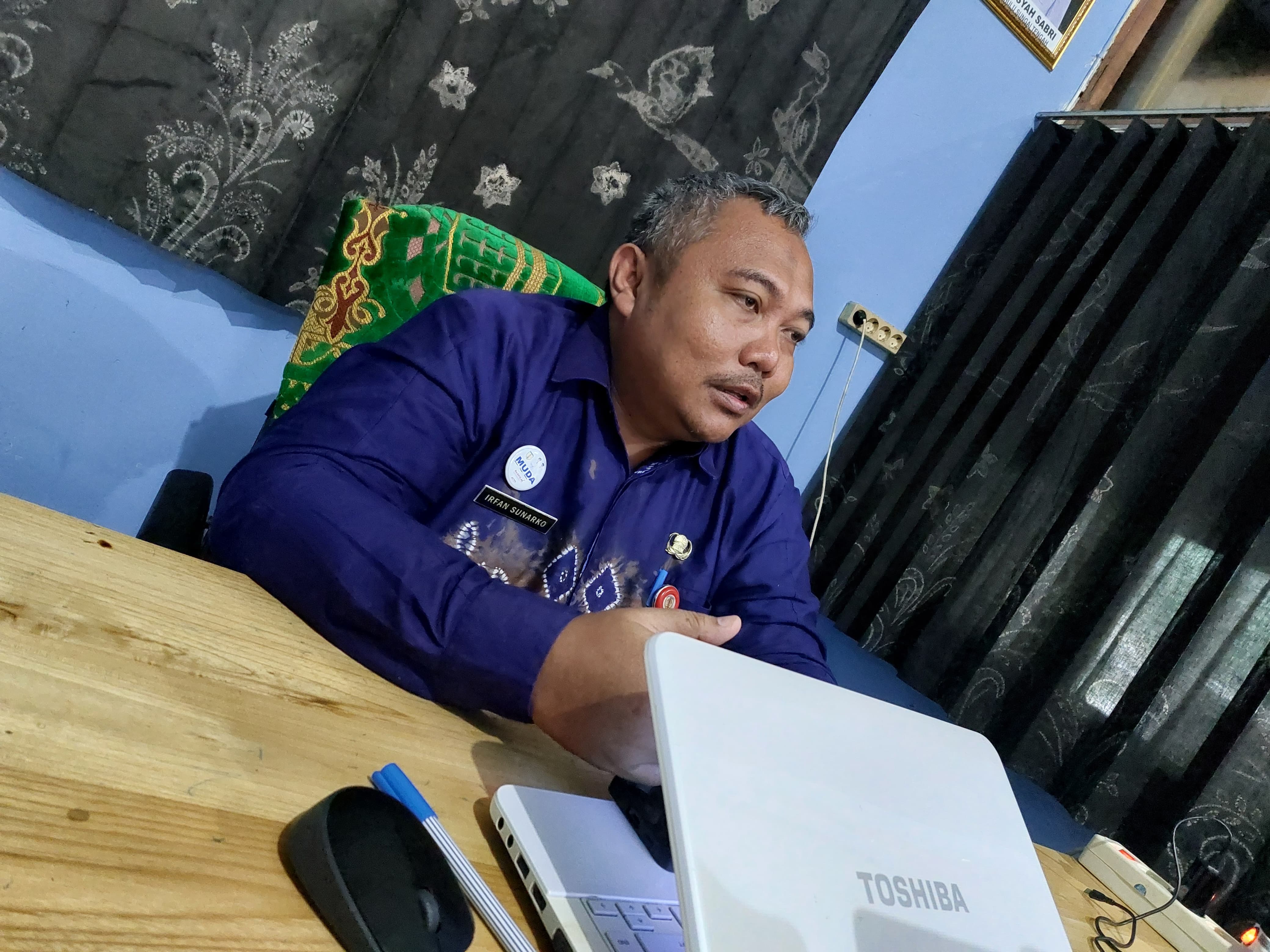 WAWANCARA: Kepala Dinas Perdagangan HST, Irfan Sunarko menjelaskan rencana BUMD Pangan.(Foto: Jamaluddin/Radar Banjarmasin)