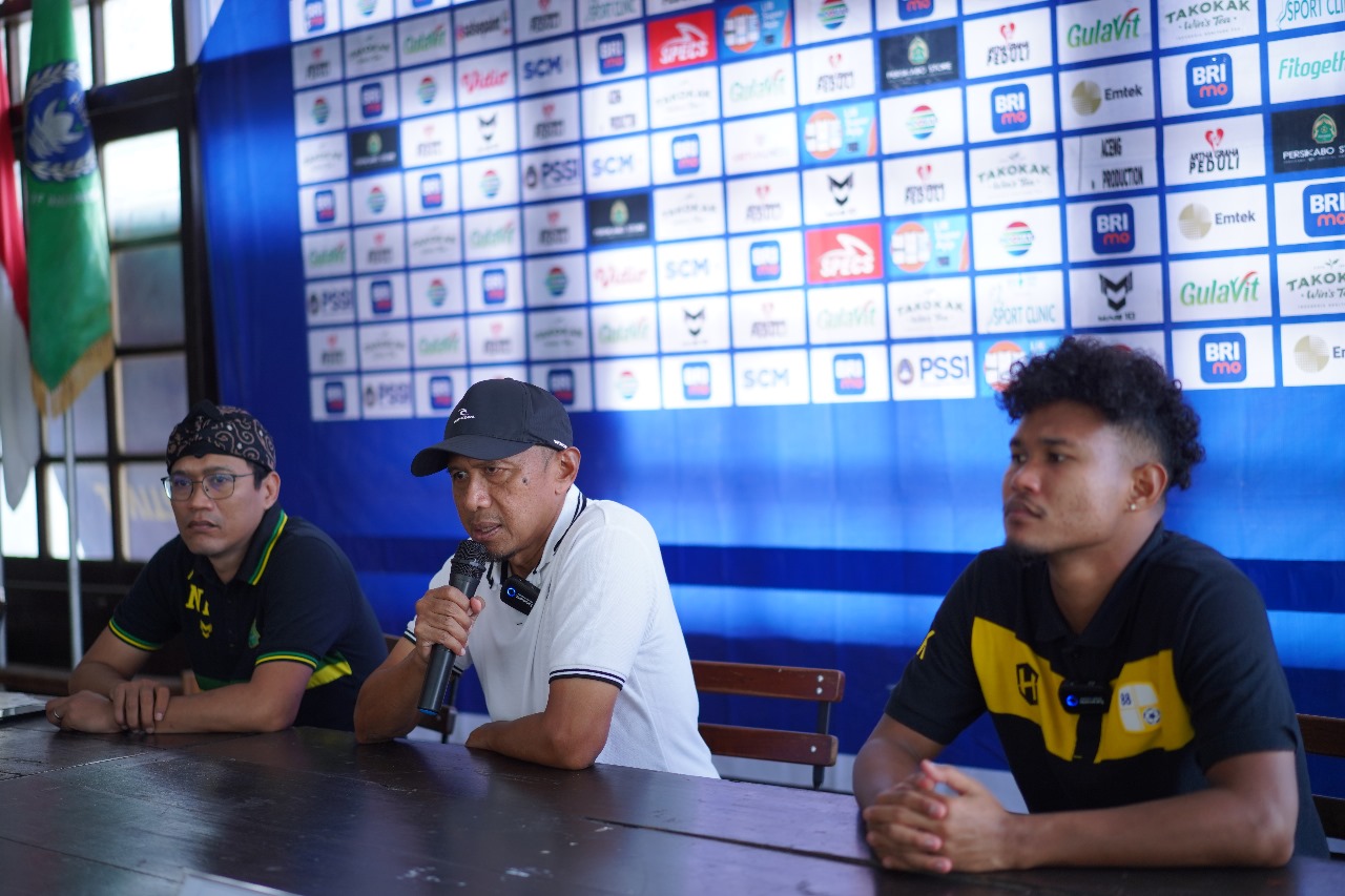 SAMPAIKAN KELUHAN: Pelatih Barito Putera Rahmad Darmawan dalam sesi pre match conference sebelum laga di Liga 1. Mereka akan menghadapi Persikabo 1973. (Foto: Dokumentasi Barito Putera)