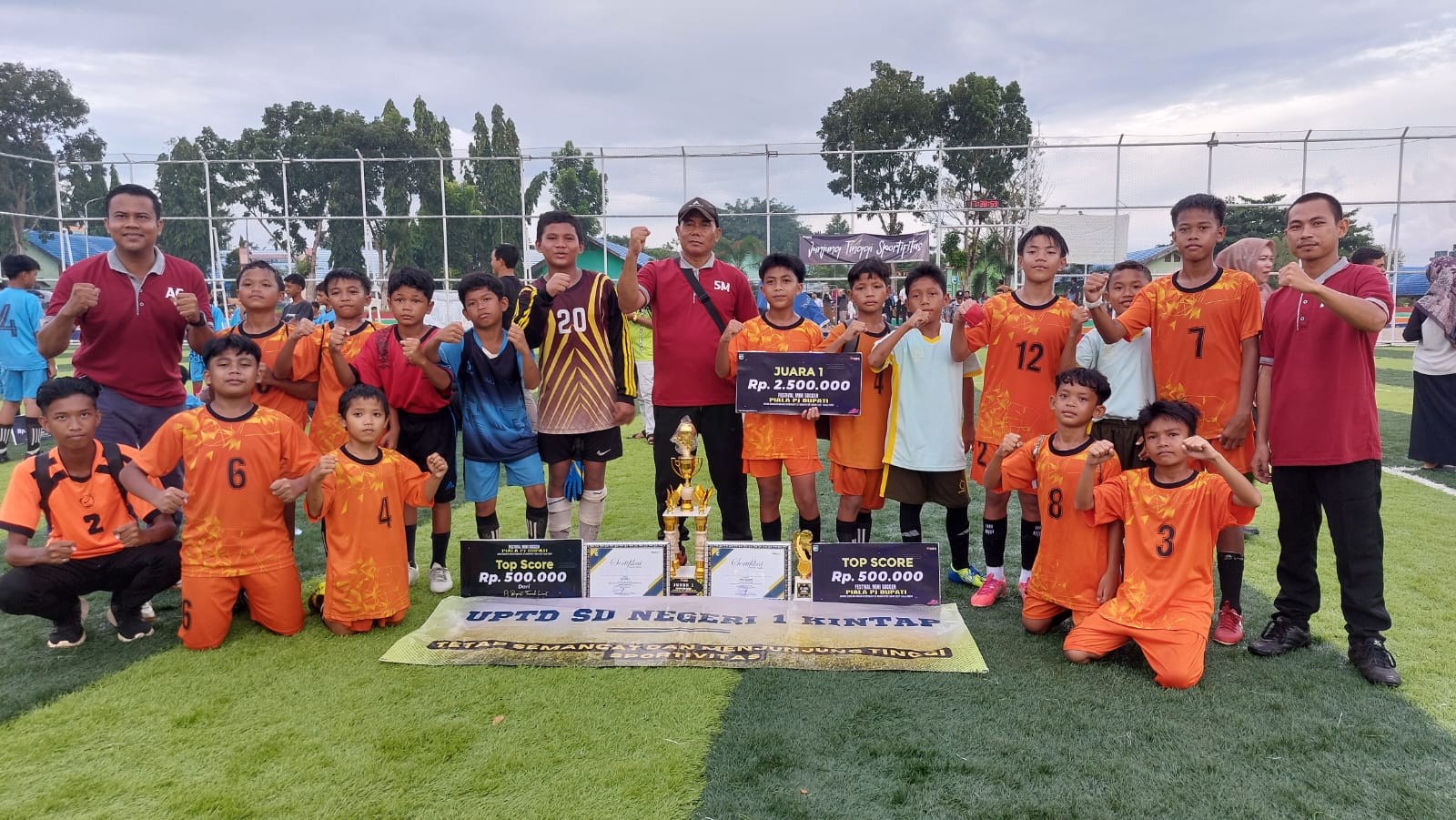 KAMPIUN: Ofisial dan tim mini soccer SDN 1 Kintap foto bersama usai menjuarai Festival Mini Soccer Piala Pj Bupati Tanah Laut (Tala) 2024.(Foto : Norsalim Yahya/Radar Banjarmasin)