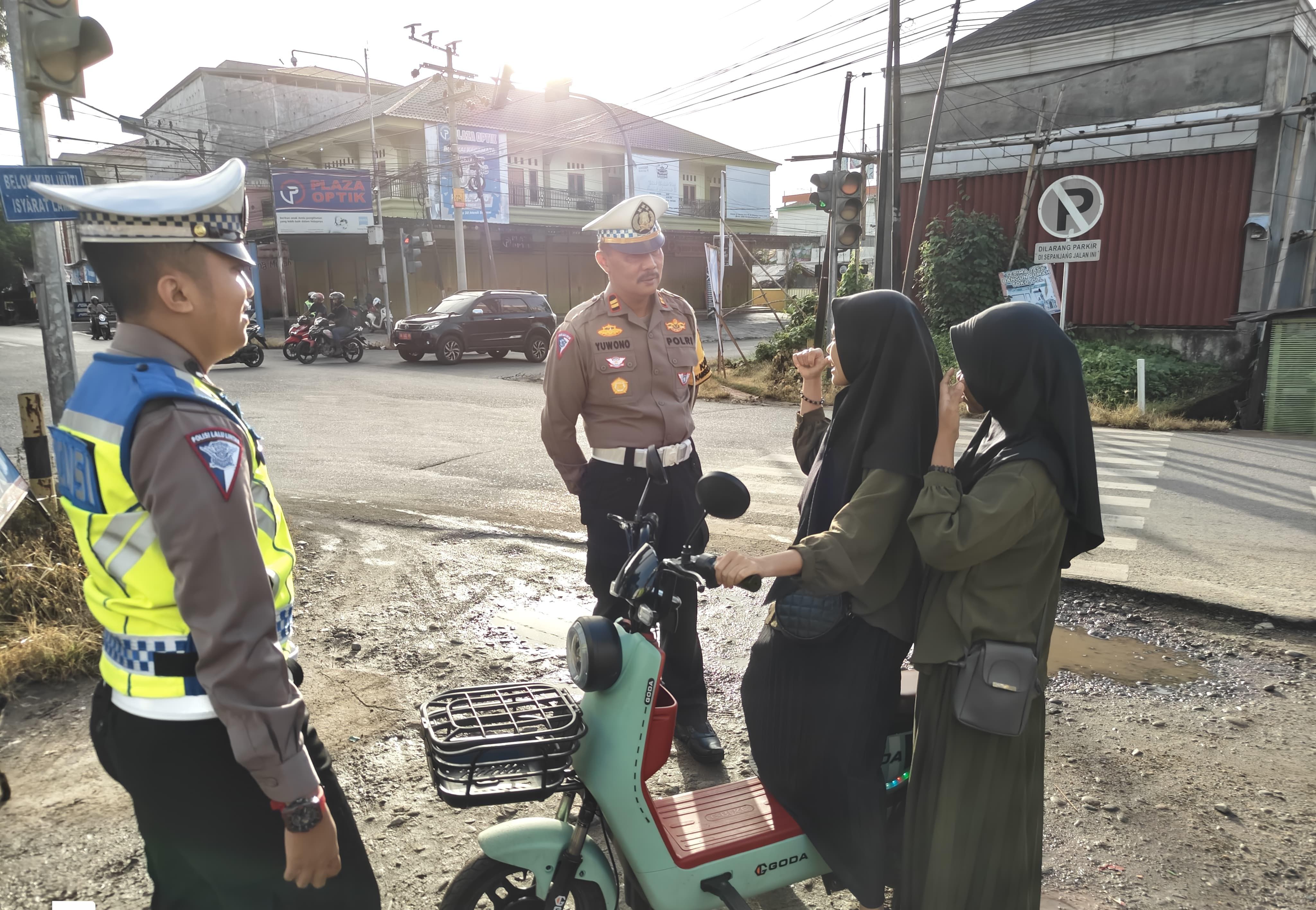 PAKAI HELM: Anggota Satlantas Polres HSU menghentikan pengendara motor maupun sepeda listrik. (Foto: Satlantas Polres HSU For Radar Banjarmasin)