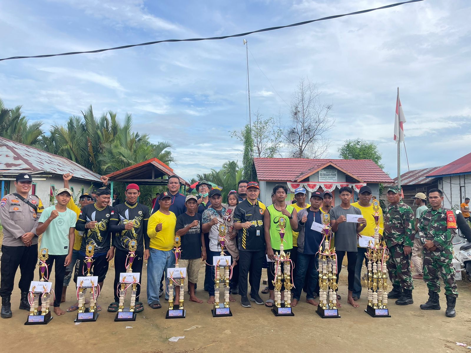 PARA JUARA: Peraih juara lomba jukung tradisional Piala Paman Birin tahun 2024 di Desa Pemurus, Kecamatan Tabunganen, Batola.
