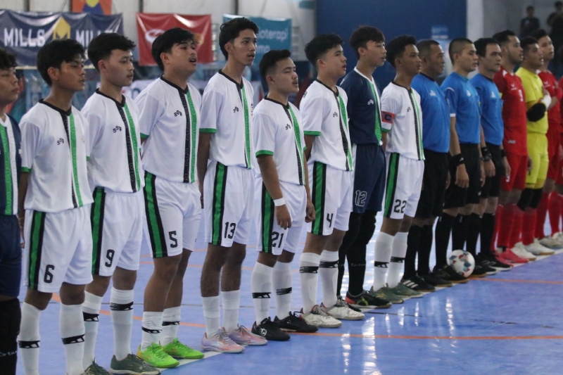 PEMBUKAAN: Para peserta Liga Nusantara 7 Kalimantan Selatan saat sedang menyanyikan lagu Indonesia Raya sebelum bertanding.