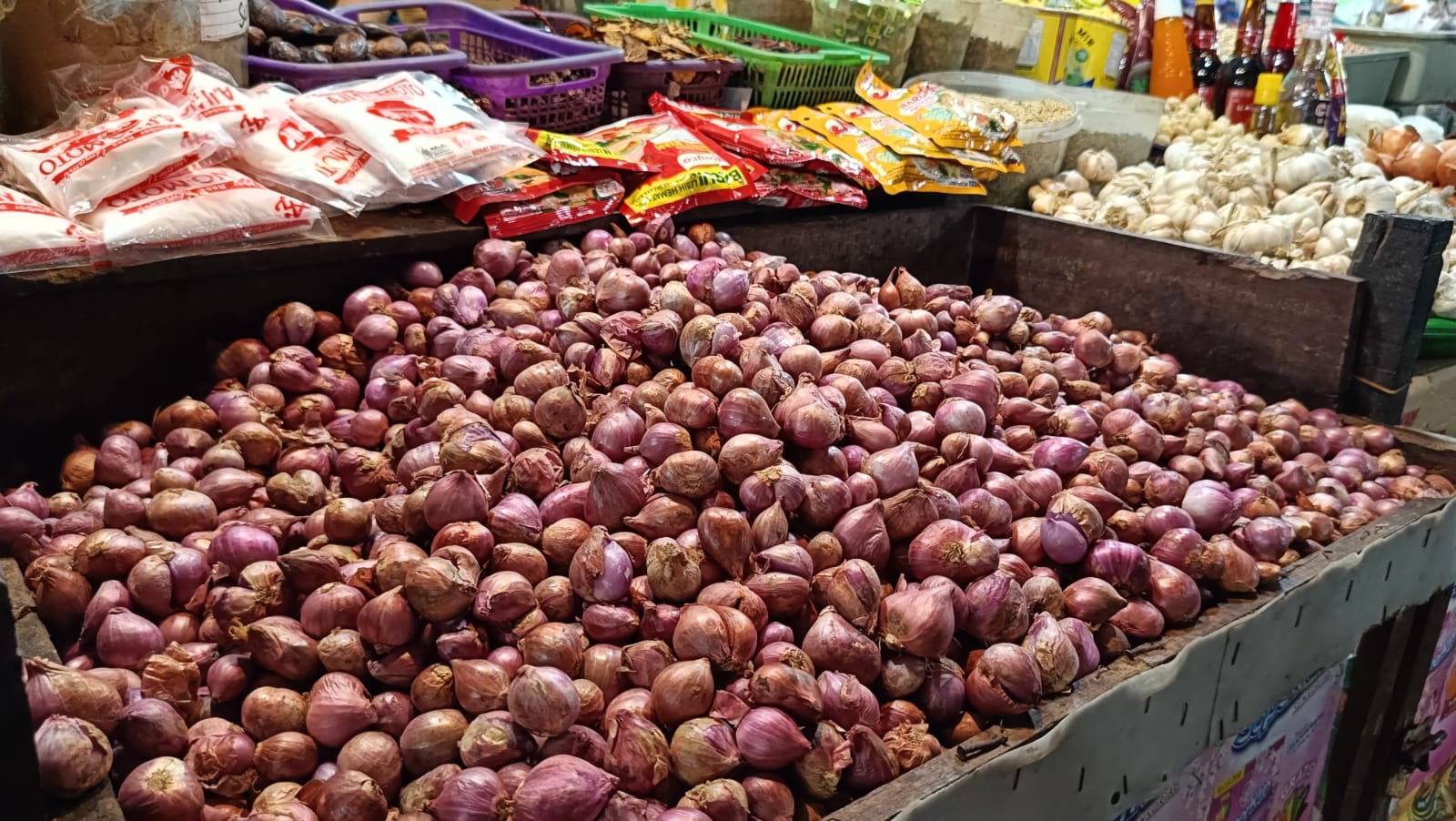 BAHAN POKOK: Sempat naik hingga Rp60 ribu per kilogram, kini harga bawang merah turun. (Foto:Sheilla Farazela/Radar Banjarmasin)