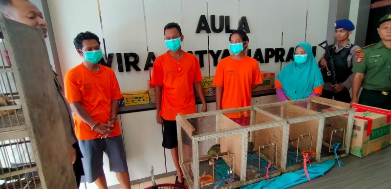 PARA TERSANGKA: AS, BD, AK, dan SM bersama barang bukti burung cucak ijo yang dilindungi undangundang dalam konferensi pers di Satpolairud Polresta Banjarmasin, Senin (29/4).