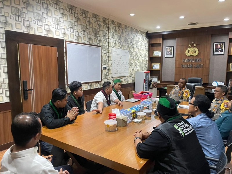 DISKUSI: Kapolres Tala, AKBP Muhammad Junaeddy Jhonny didampingi PJU Polres Tala menerima audiensi HMI dan IMM Kalsel terkait pendulangan emas di Desa Durian Bungkuk, Senin (29/4).