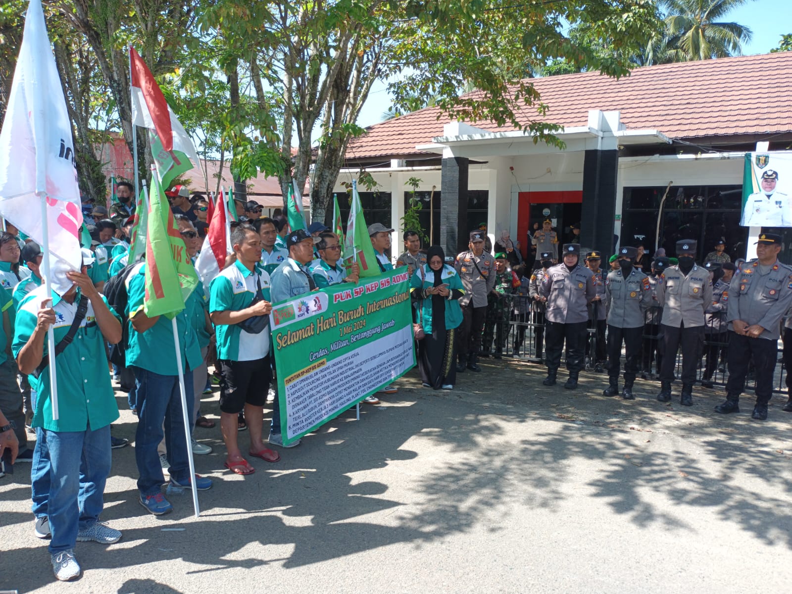 DIDEMO : Anggota SP-KEP SIS Admo saat menyampaikan aspirasi di depan kantor Disnaker Tabalong. (Foto: Ibnu Dwi Wahyudi/Radar Banjarmasin)