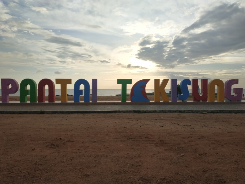 INDAH: Matahari tenggelam di Pantai Takisung, Kabupaten Tanah Laut.