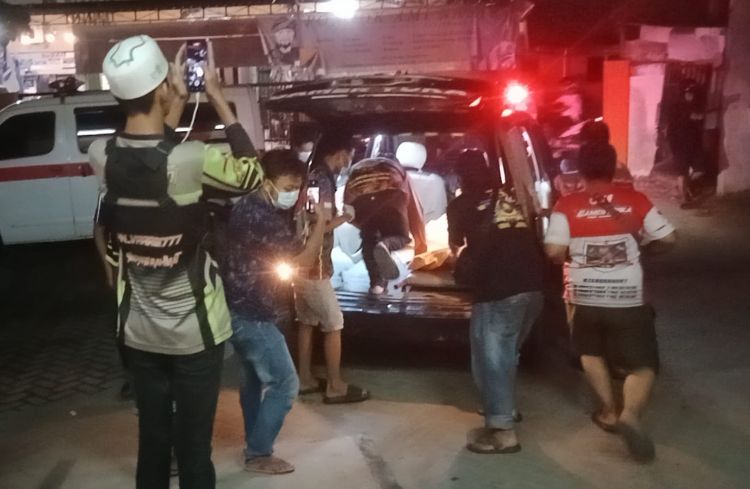TANGGAP: Relawan mengevakuasi mayat yang ditemukan warga di dekat eks Pasar THR ke RSUD Ulin.(foto: Maulana/Radar Banjarmasin)