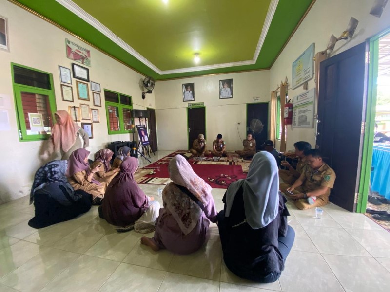 DITEGUR: Pedagang di Siring Pagatan diberi pembinaan di Desa Sungai Lembu, Kusan Hilir, Tanah Bumbu, Selasa (30/4).