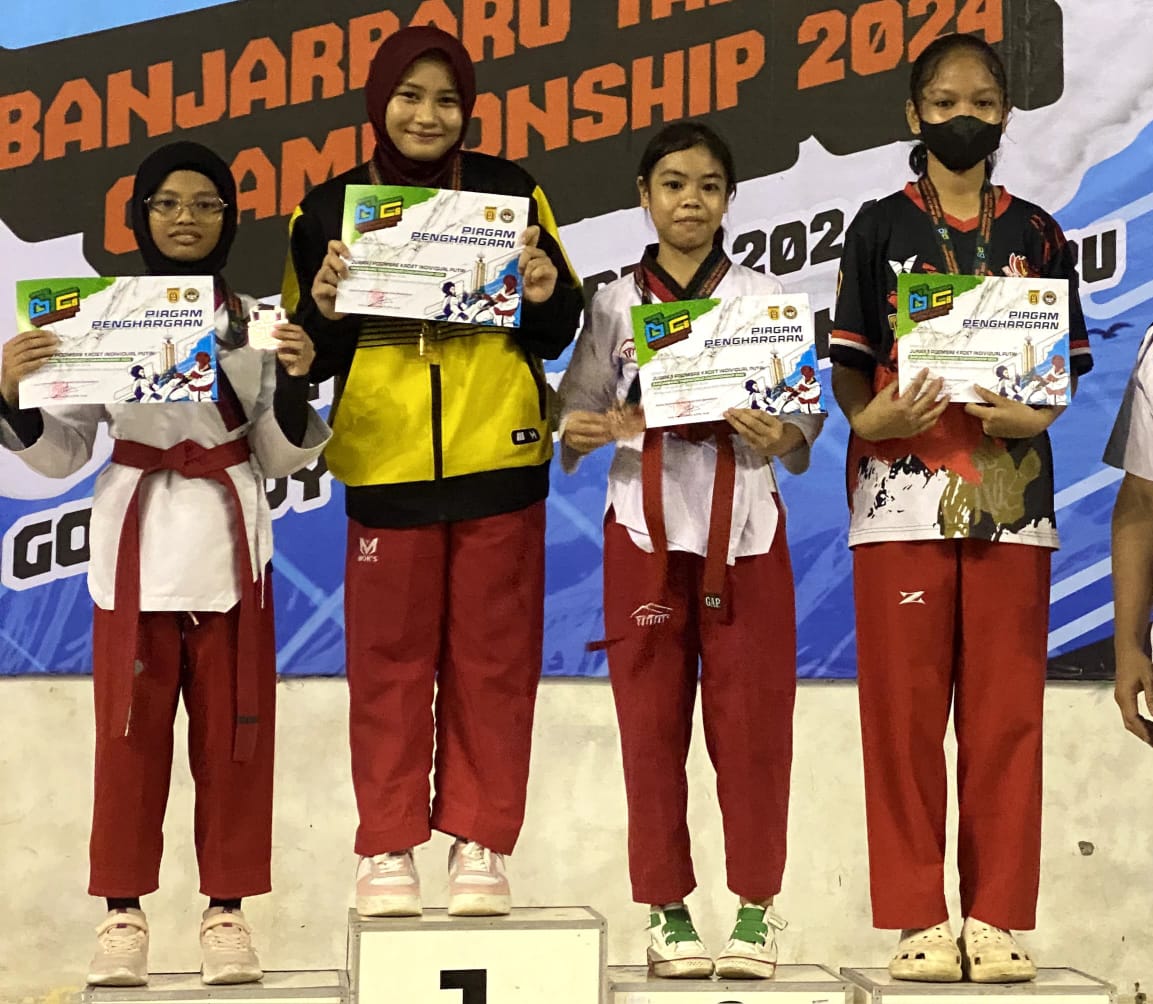 NAIK PODIUM: Atlet Taekwondo HST mendapat medali emas di ajang Banjarbaru Taekwondo Championship ke-8 2024 di Gor Rudy Resnawan, 25-29 April 2024.(Foto:KONI HST untuk Radar Banjarmasin)