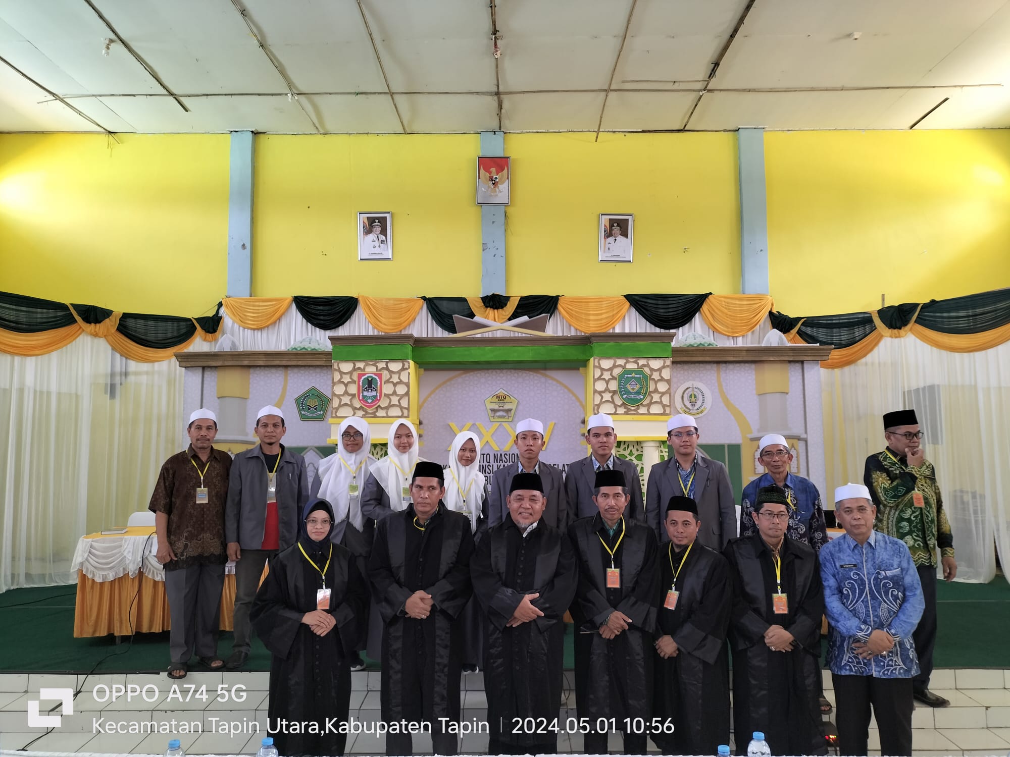 PRESTASI: Foto Bersama Ketua Umum LPTQ Kabupaten Banjar, Masruri bersama Dewan Juri, Terbaik I Fahmil Quran Puteri dan Terbaik ll Fahmil Quran Putera dari Kafilah Kabupaten Banjar (Foto: Masruri untuk