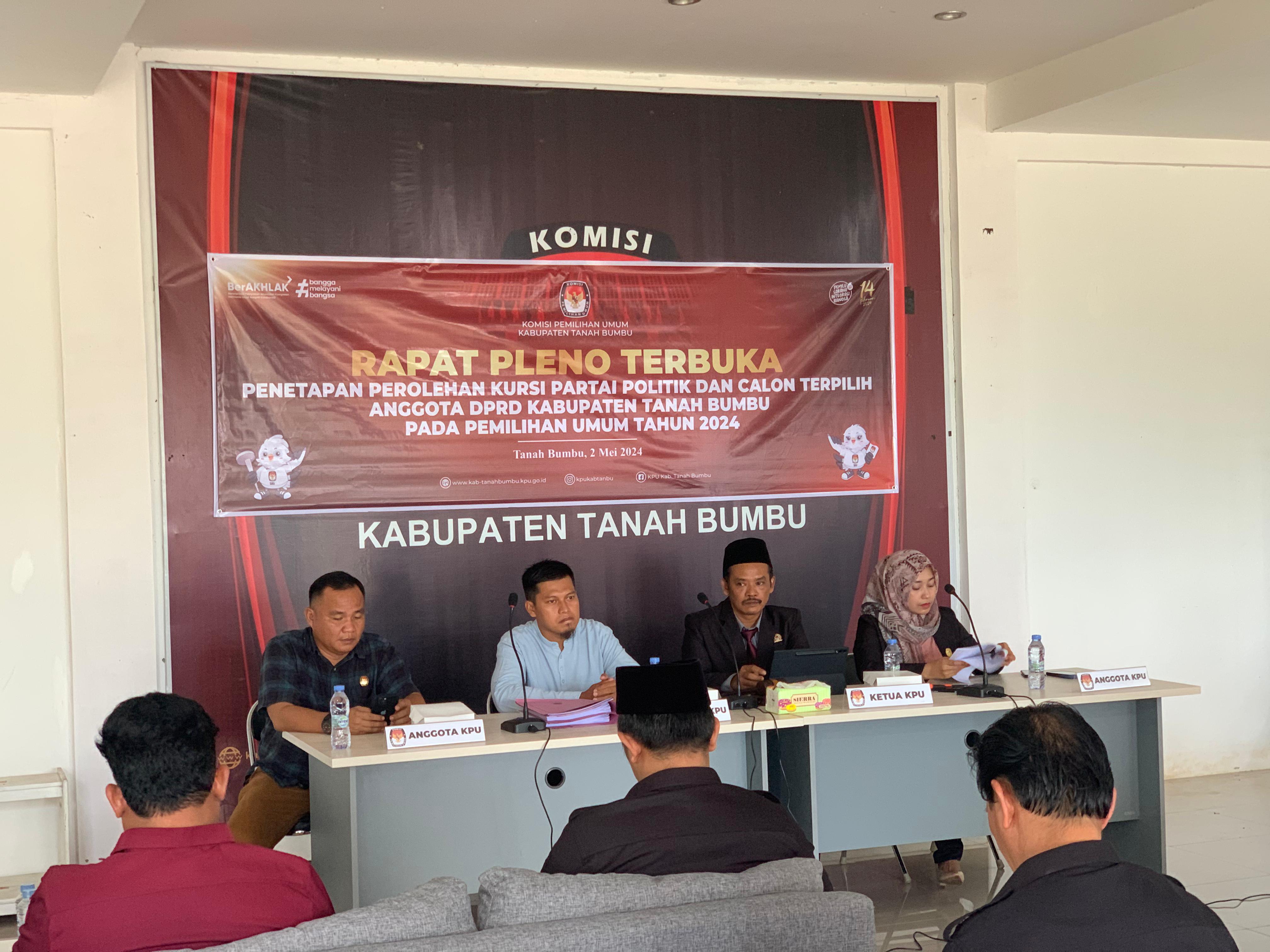 PLENO: KPU Tanbu menggelar rapat pleno terbuka penetapan perolehan kursi partai politik dan calon terpilih anggota DPRD Tanbu pada Pemilu 2024, Kamis (2/5/2024).(Foto: Zulqarnain/Radar Banjarmasin)