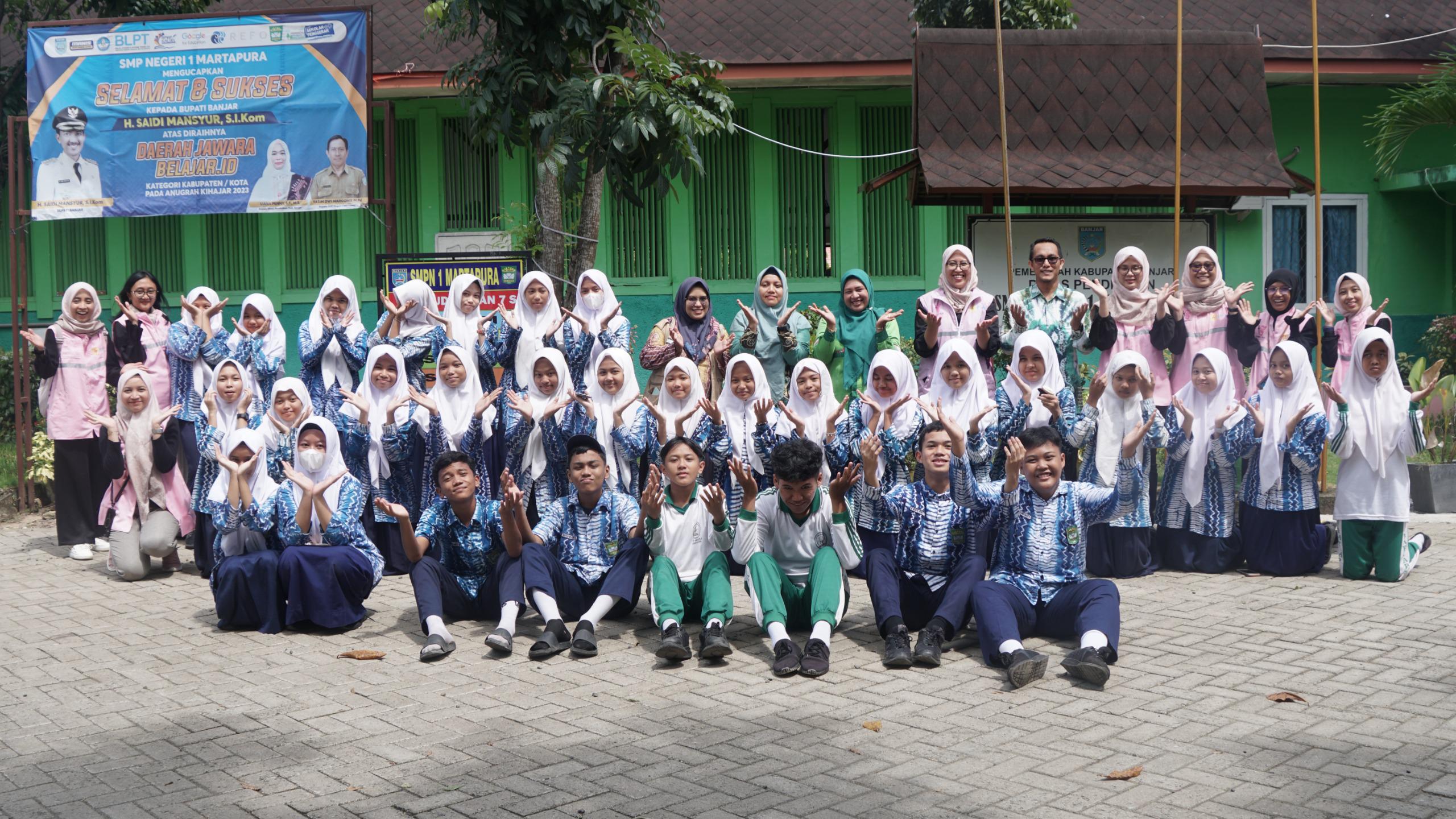 Foto bersama para Srikandi PLN UID Kalselteng, Bank Sampah Sekumpul, pihak Sekolah serta seluruh peserta Srikandi Mengajar