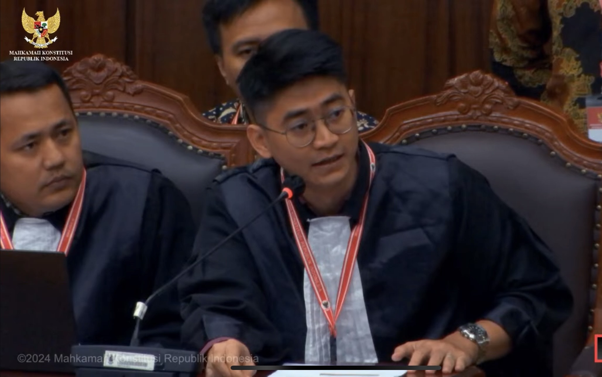 Kuasa Hukum Partai Demokrat, Raziv Barokah membaca permohonan pada sidang perdana sengketa hasil suara DPR RI Kalsel di Mahkamah Konstitusi, Kamis (2/5). (Foto: M Oscar Fraby/Radar Banjarmasin)