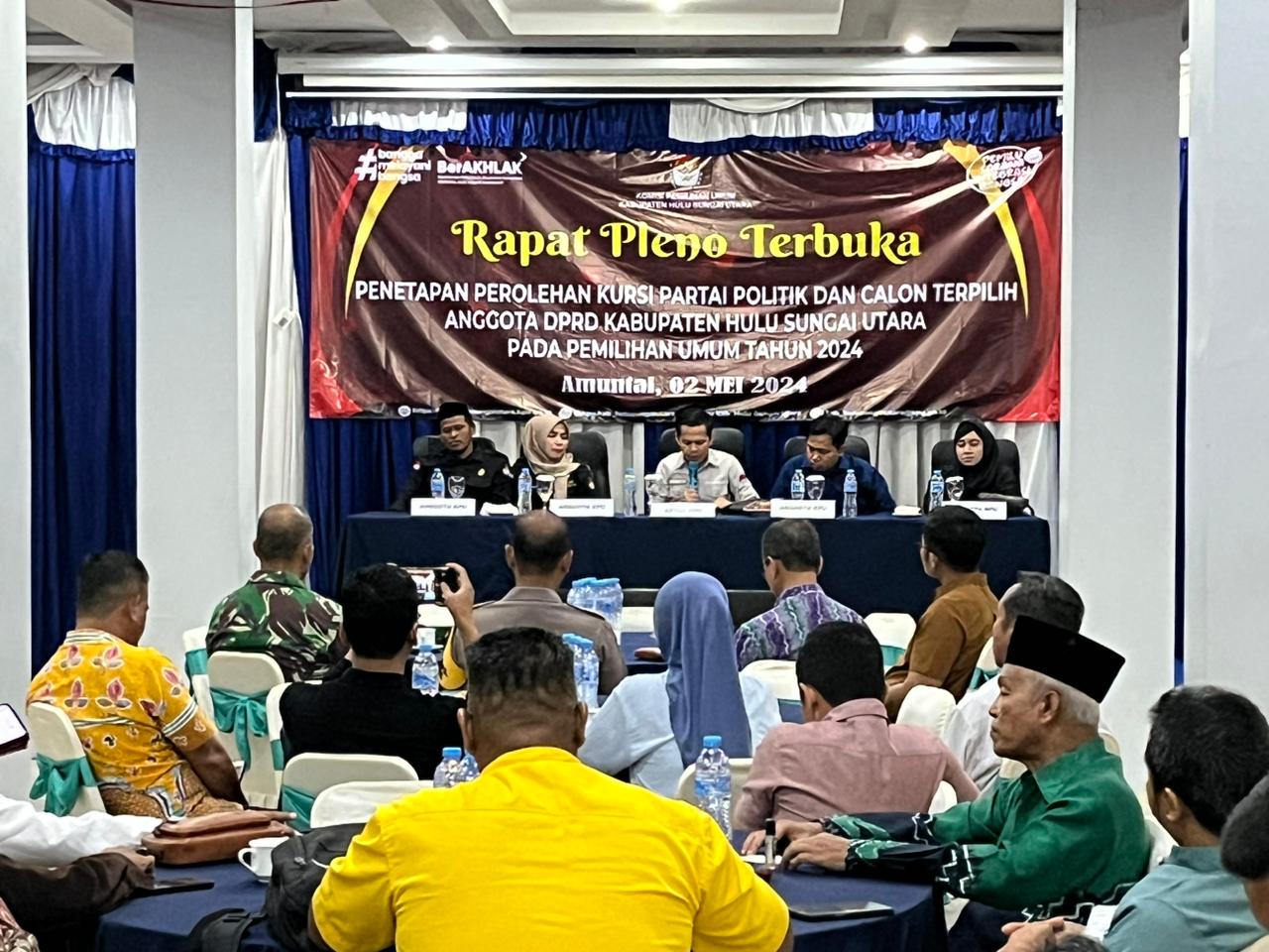 PLENO: Ketua KPU HSU Ihsan Rahmani, memimpin jalannya pleno terbuka penetapan parpol dan caleg DPRD HSU terpilih di Aula Hotel Minosa Resort, Kamis (2/5/2024) malam.