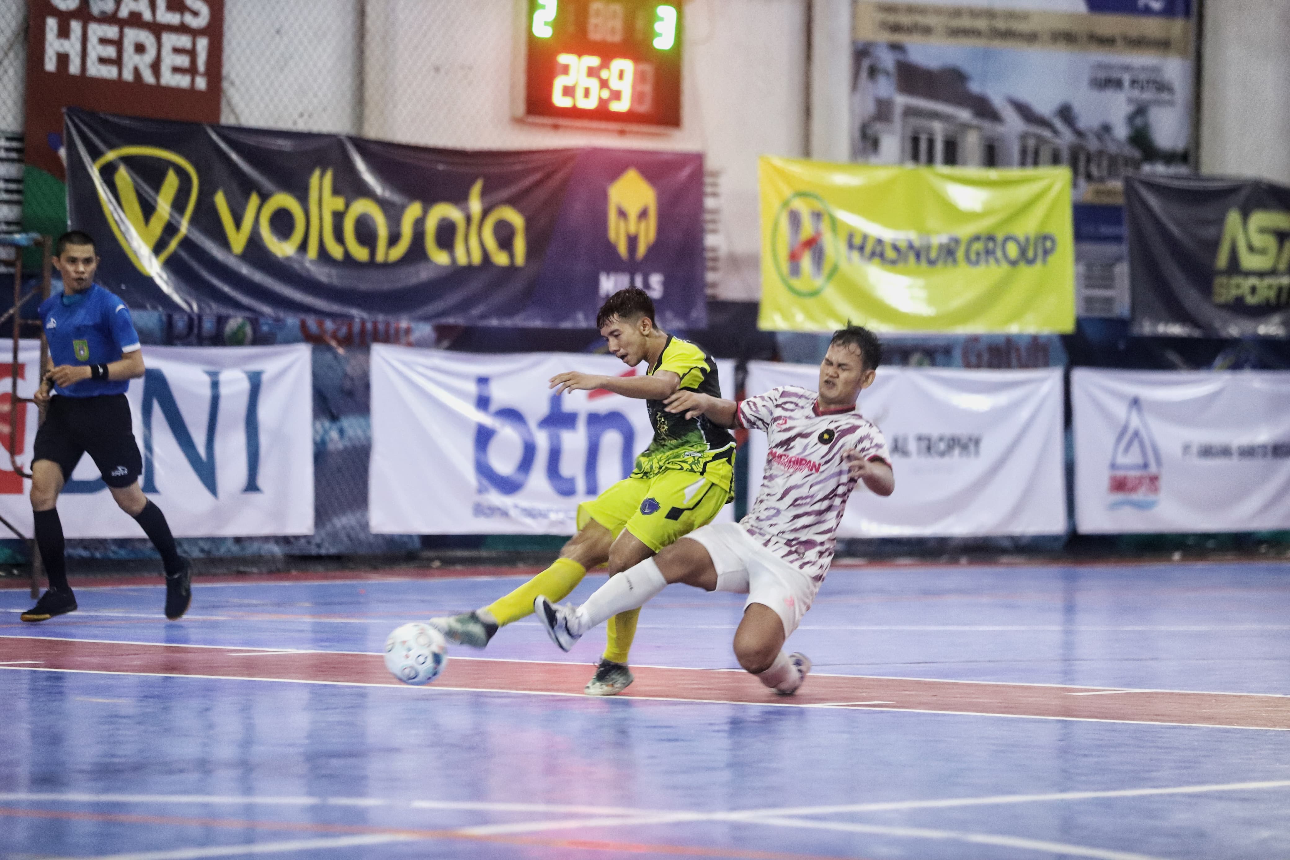 SENGIT: Duel di babak semifinal Liga Futsal Nusantara 7 Regional Kalimantan Selatan antara Munthe FC Kotabaru kontra Baim 77 di Lapangan Borneo Indoor Futsal, Banjarmasin, Sabtu (4/5/2024) malam(Foto: