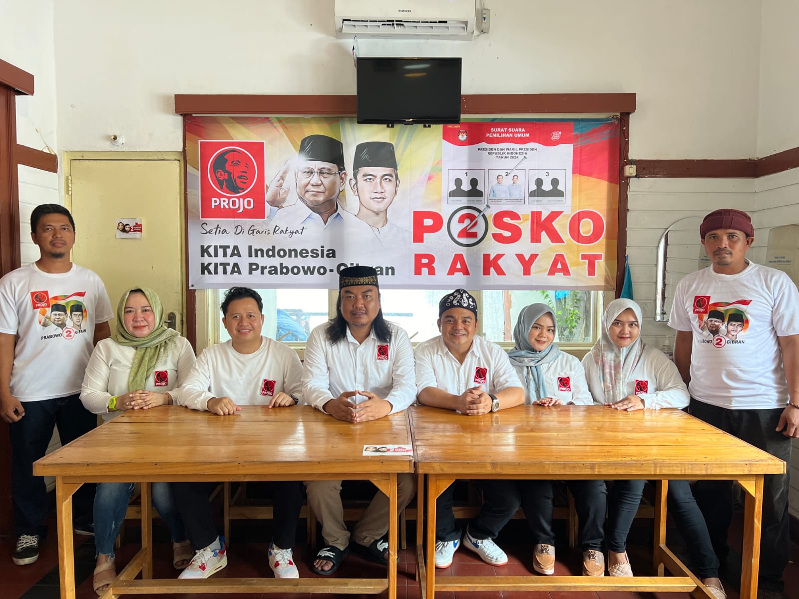 RESPON - Ketua DPD PROJO Kalimantan Selatan Aulia Abdi bersama pengurus PROJO Kalsel