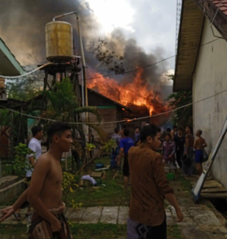 MUSIBAH: Kebakaran menghanguskan ruang sekretariat Pramuka di Pondok Pesantren (Ponpes) Darul Istiqomah Putra. (Foto: Relawan untuk Radar Banjarmasin)