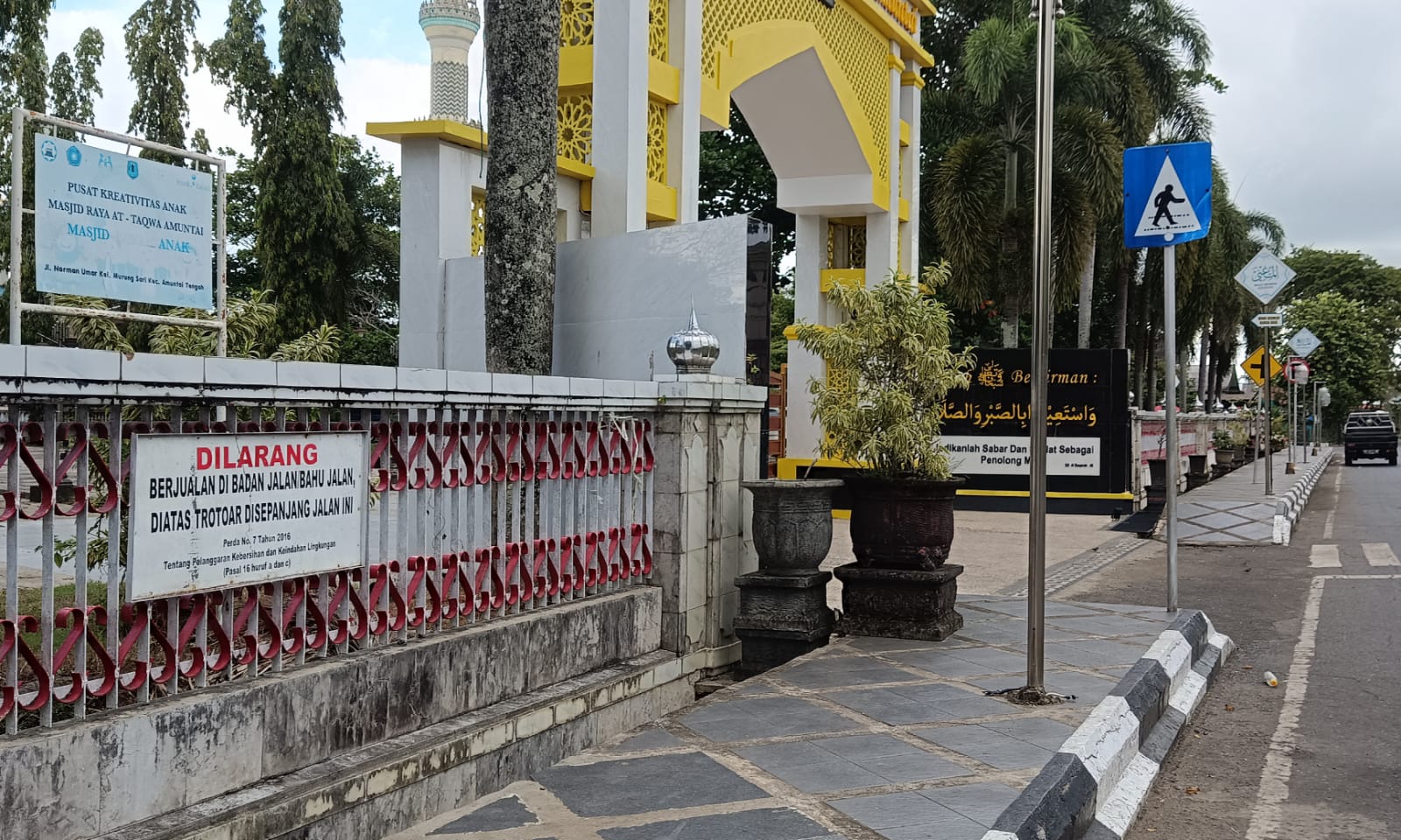AREA STERIL: Plang peringatan larangan berjualan di trotoar Masjid At-Taqwa Amuntai di Jalan Norman Umar Kota Amuntai.(Foto: M Akbar/Radar Banjarmasin)