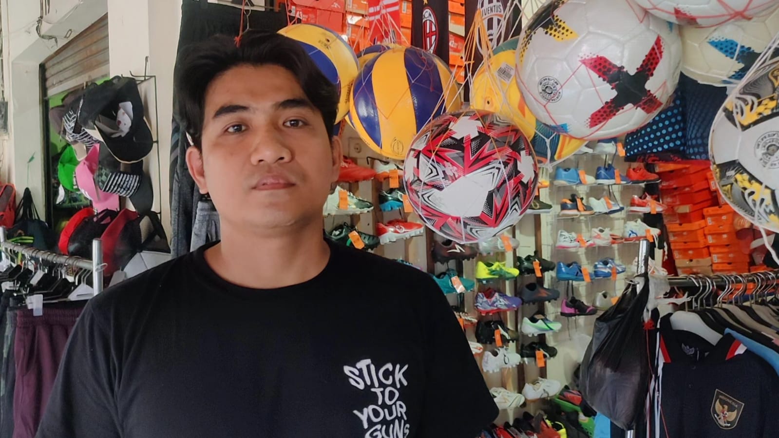 TERGERUS: Salah satu pedagang di pasar Paringin mengeluh omset mereka turun akibat fenomena online shop.(Foto: M Dirga/Radar Banjarmasin)