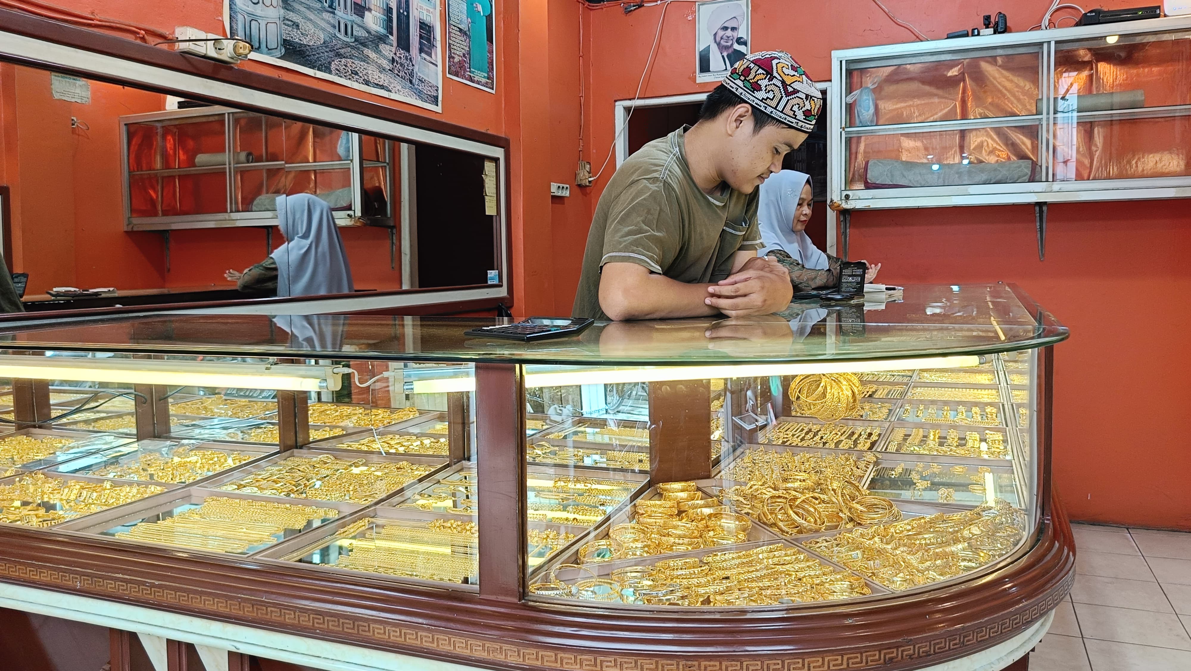 LOGAM MULIA: Harga emas 99 di pasar Martapura turun puluhan ribu Rupiah, Minggu (5/5/2024).(Foto: Sheilla Farazela/Radar Banjarmasin)