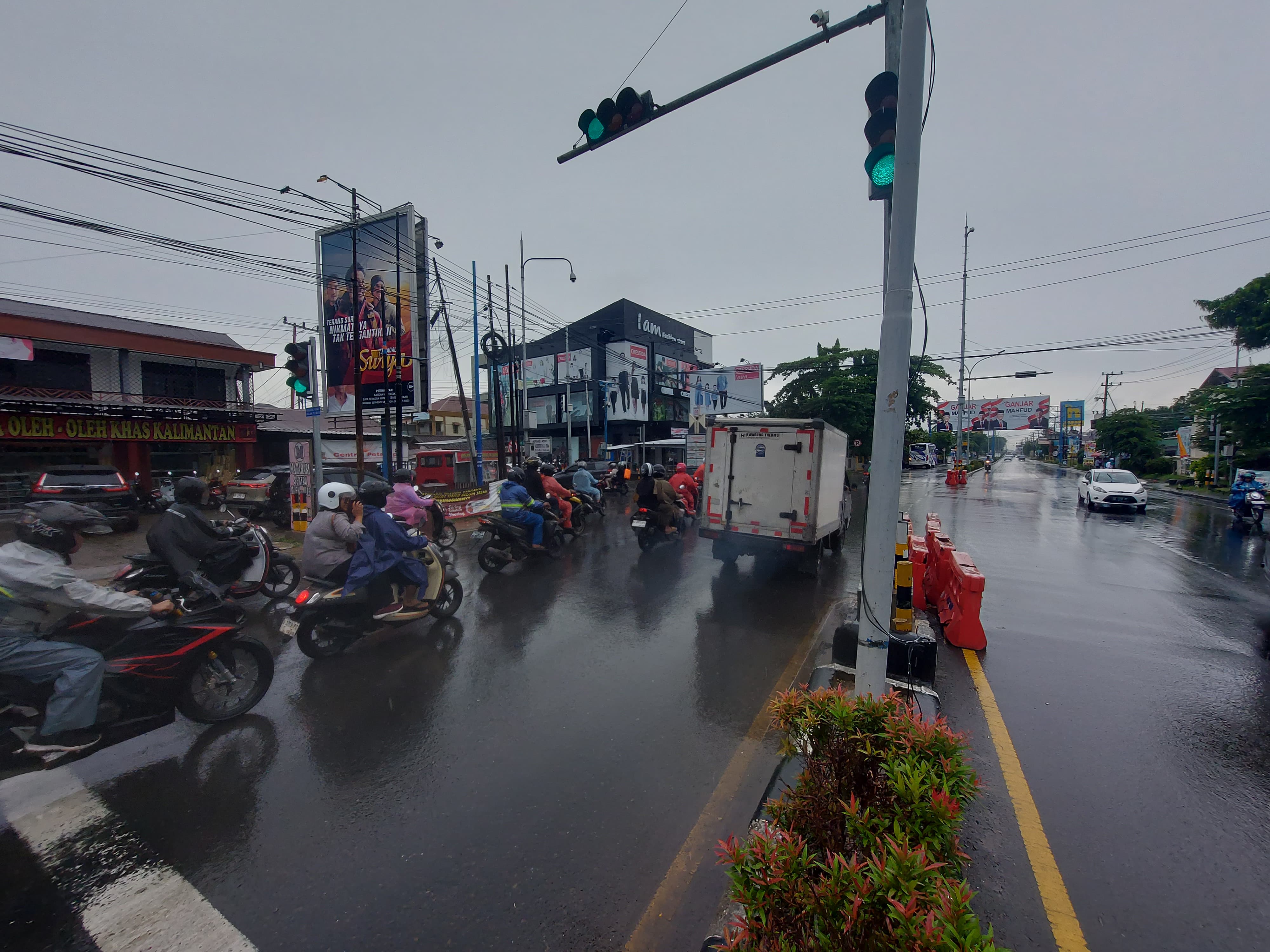 PADAT: Pertigaan RO Ulin atau lampu merah Km 33 Banjarbaru kerap mengalami kepadatan.(Foto: Fadlan Zakiri/Radar Banjarmasin)