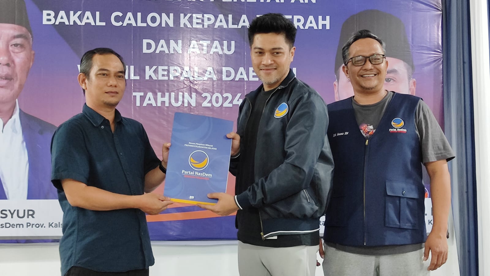 KANDIDAT: Hasan ismail (kiri) menyerahkan formulir pendaftaran Cabup Batola ke Ketua Sekretaris Badan Pemenangan Pemilu (Bappilu) DPW Nasdem Kalsel, Hendry Novryandie (tengah).(Foto:Nasdem Kalsel untu