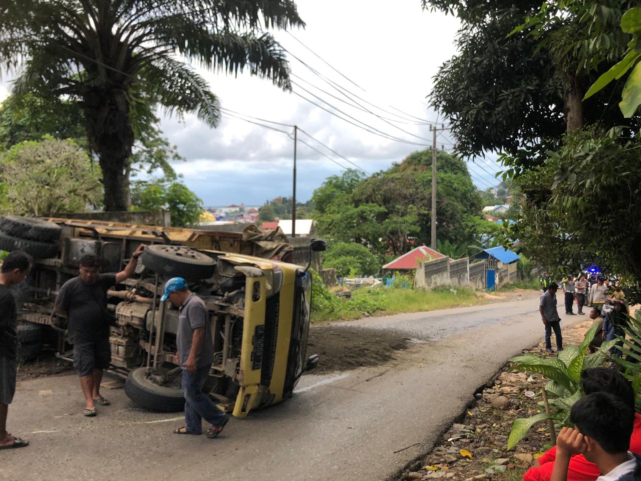 TANJAKAN MAUT: Sebuah truk terbalik di Jalan Raya Berangas, Km 1, Desa Batuah Kecamatan Pulau Laut Sigam, Kabupaten Kotabaru, Minggu (5/5/2024).(Foto: Jumain/Radar Banjarmasin)