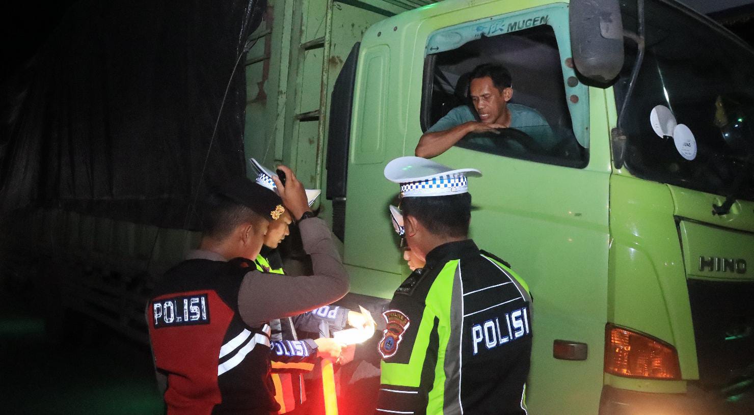 RAZIA: Anggota Polres HSU saat memeriksa kendaraan roda dua sampai truk sebelum keluar masuk dan keluar dari wilayah hukum Polres HSU. (Foto: M.Akbar/Radar Banjarmasin)