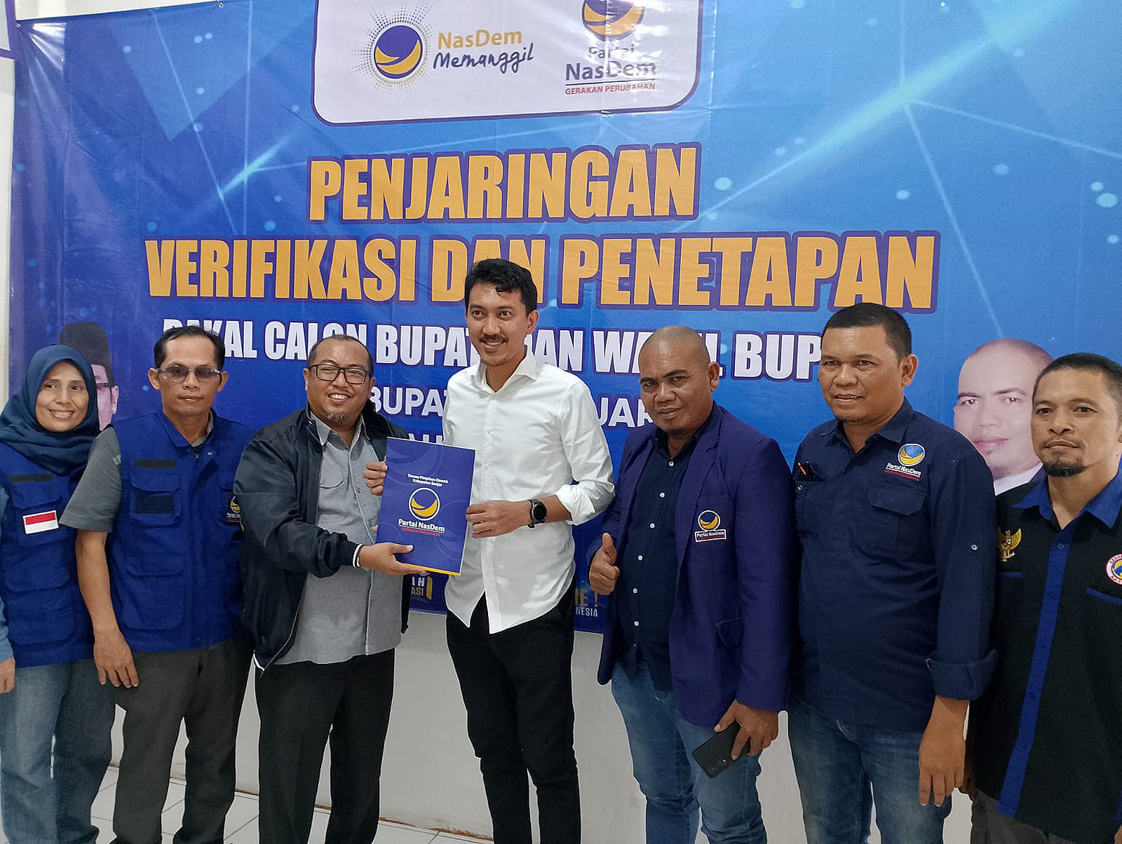 DAFTAR: H Saidi Mansyur mengambil formulir pendaftaran secara langsung ke sekretariat DPD Nasdem Banjar, Sabtu (4/5) kemarin. (Humas Nasdem Banjar Untuk Radar Banjarmasin)