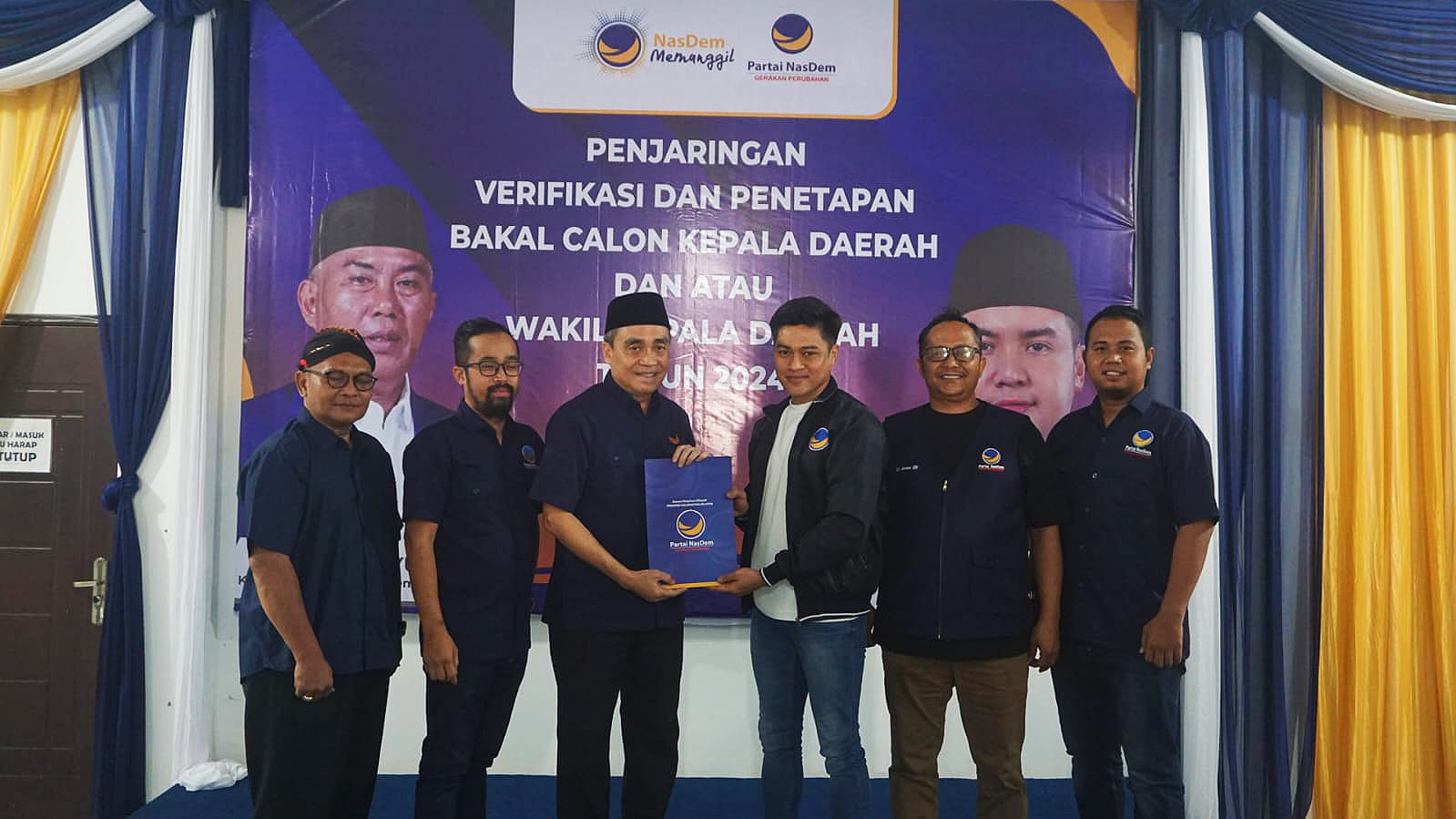SERIUS MAJU: Ketua DPD Partai Nasdem Banjarbaru, Darmawan Jaya Setiawan menyerahkan formulir pendaftaran dirinya ke DPW Partai Nasdem Kalsel, Sabtu (4/5/2024).