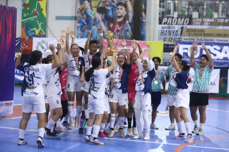 SUKACITA: Para pemain Binuang Junior Female merayakan keberhasilan menjadi kampiun Liga Futsal Nusantara 2024 kategori putri.