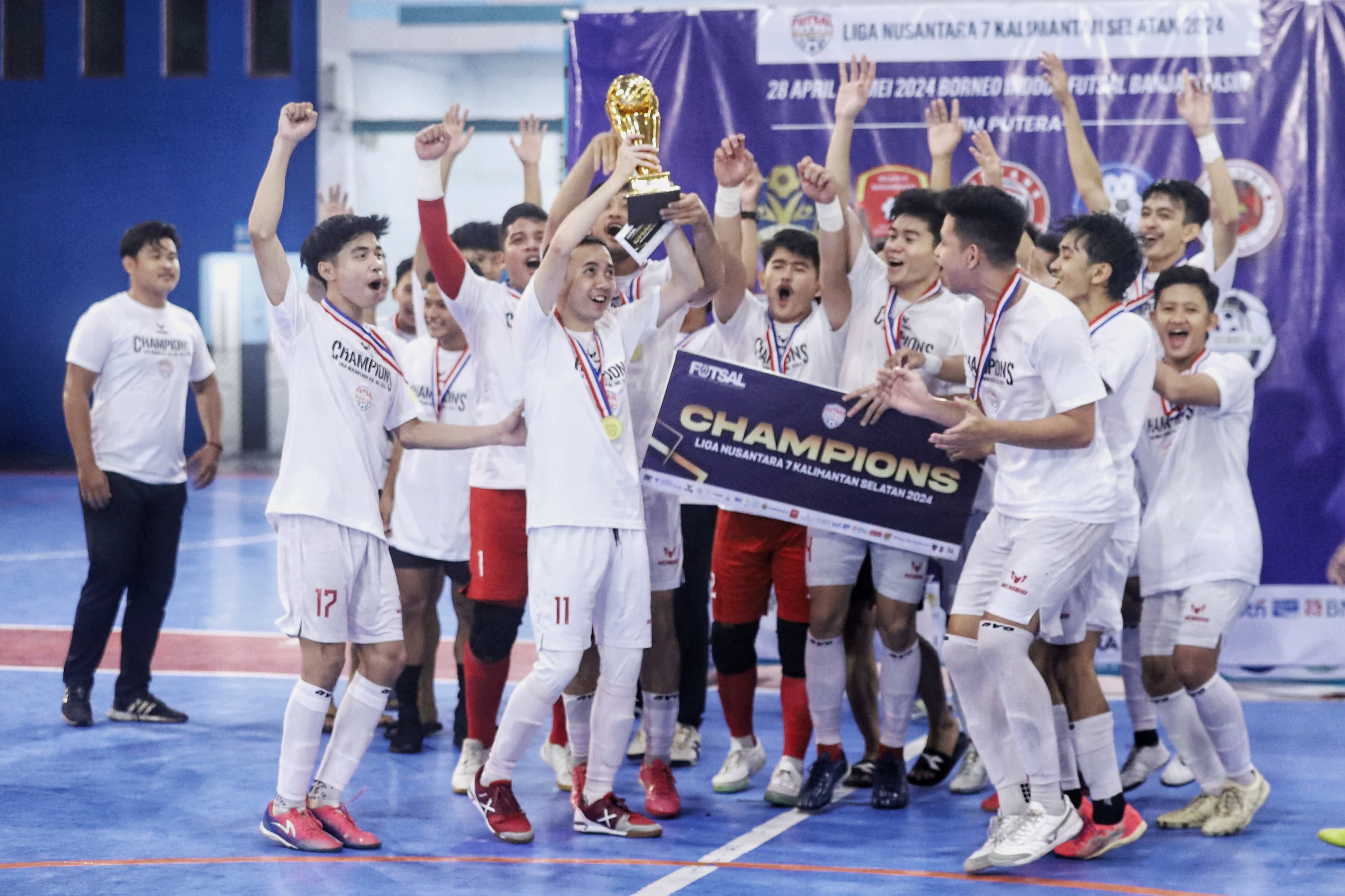 ANGKAT TROPI: Tim futsal Binuang Muda berhasil menjadi kampiun Liga Futsal Nusantara 2024 Kalsel setelah mengalahkan Munthe FC Kotabaru di Borneo Indoor Futsal Banjarmasin, Minggu (5/5/2024) malam.(Fo