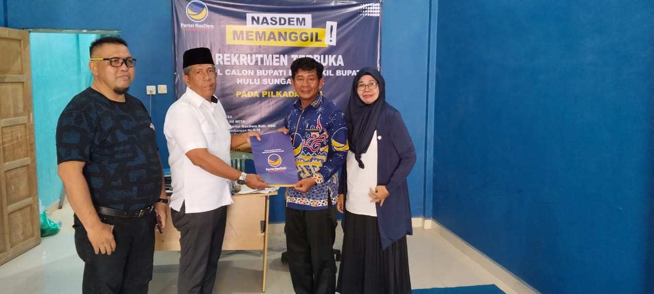 SIAP MAJU: Didi Buhari saat mendaftar calon Bupati HSU ke DPC Partai Nasdem HSU (dua kanan) Senin (6/5/2024).(Foto: M Akbar/Radar Banjarmasin)