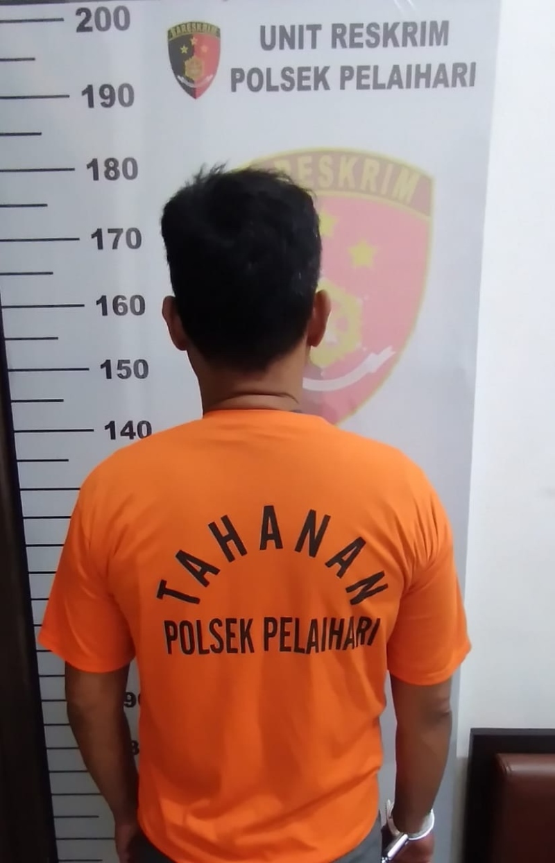 DIAMANKAN: TS (51), mendekam di balik jeruji besi Polsek Pelaihari, karena diduga menipu dengan cek kosong.