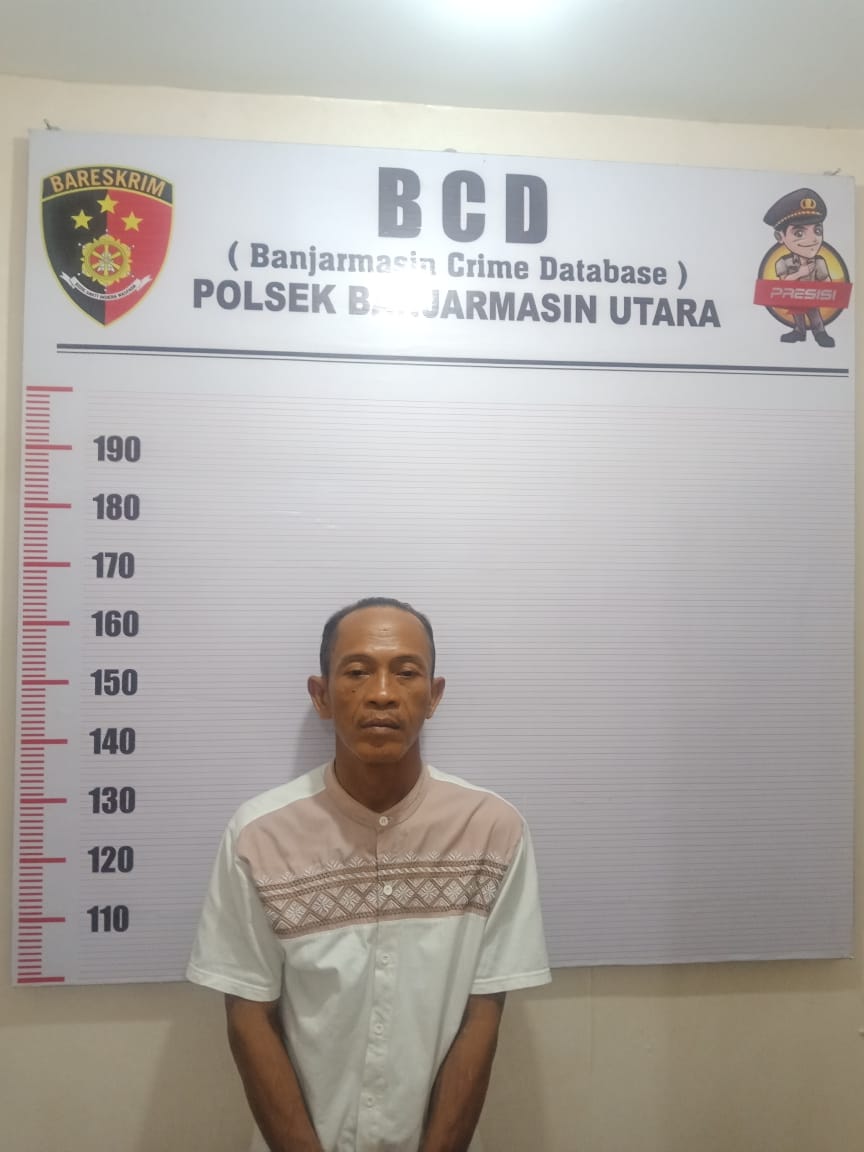 DITANGKAP: Amat Buang harus berurusan dengan polisi lantaran menebar ancaman dengan sebilah parang.