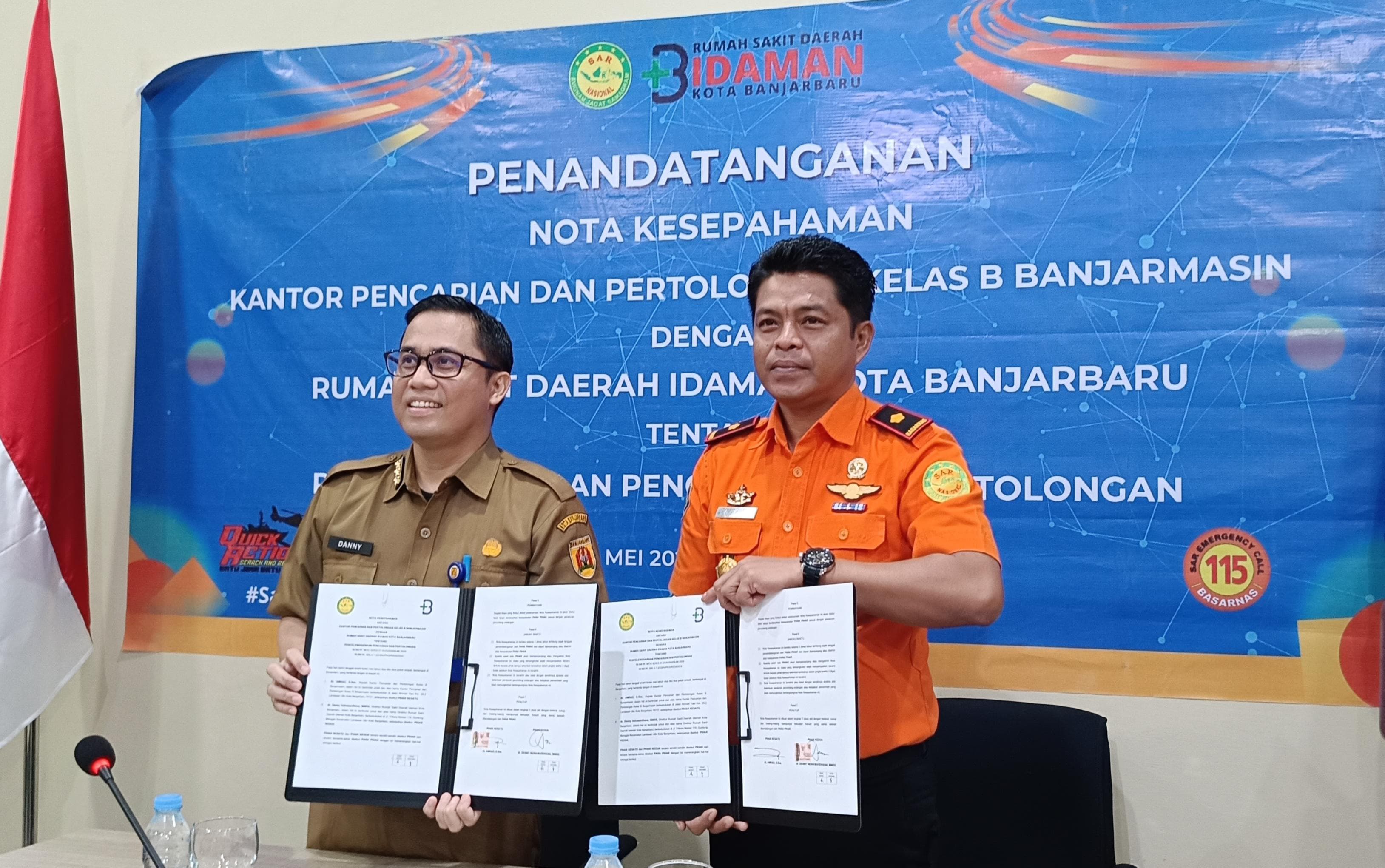PENANDATANGANAN: Dirut RSD Idaman dr. Danny dan Kepala Basarnas Al Amrad tanda tangan MOU, Senin (6/5)