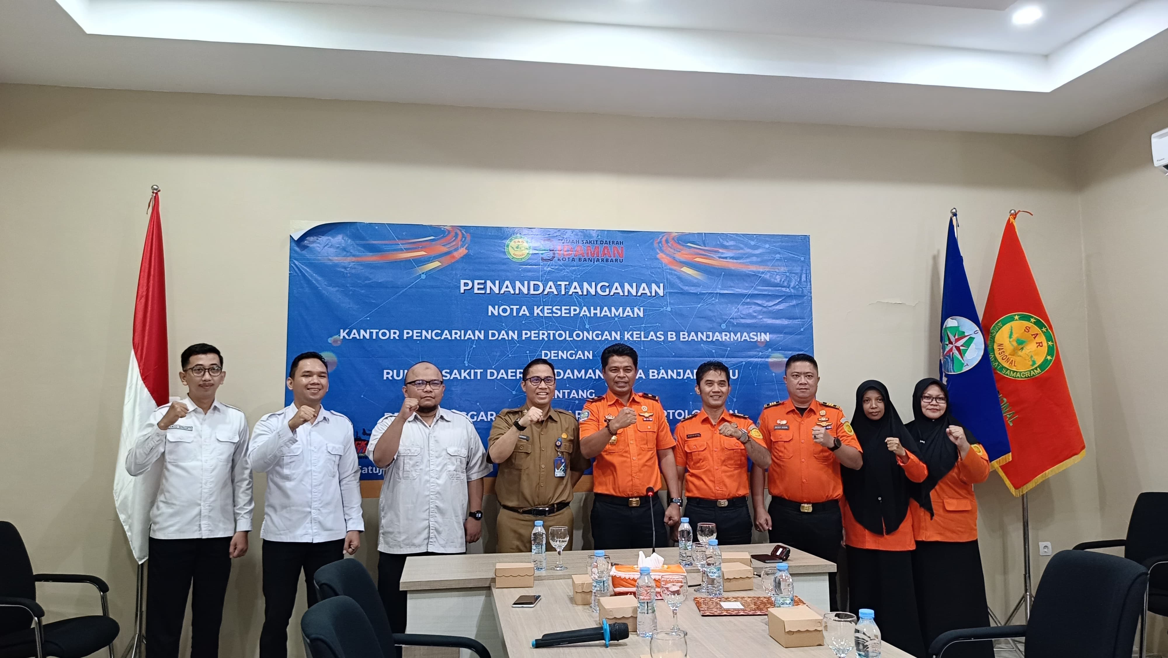 PENANDATANGANAN: Dirut RSD Idaman dr. Danny dan Kepala Basarnas Al Amrad tanda tangan MOU, Senin (6/5)