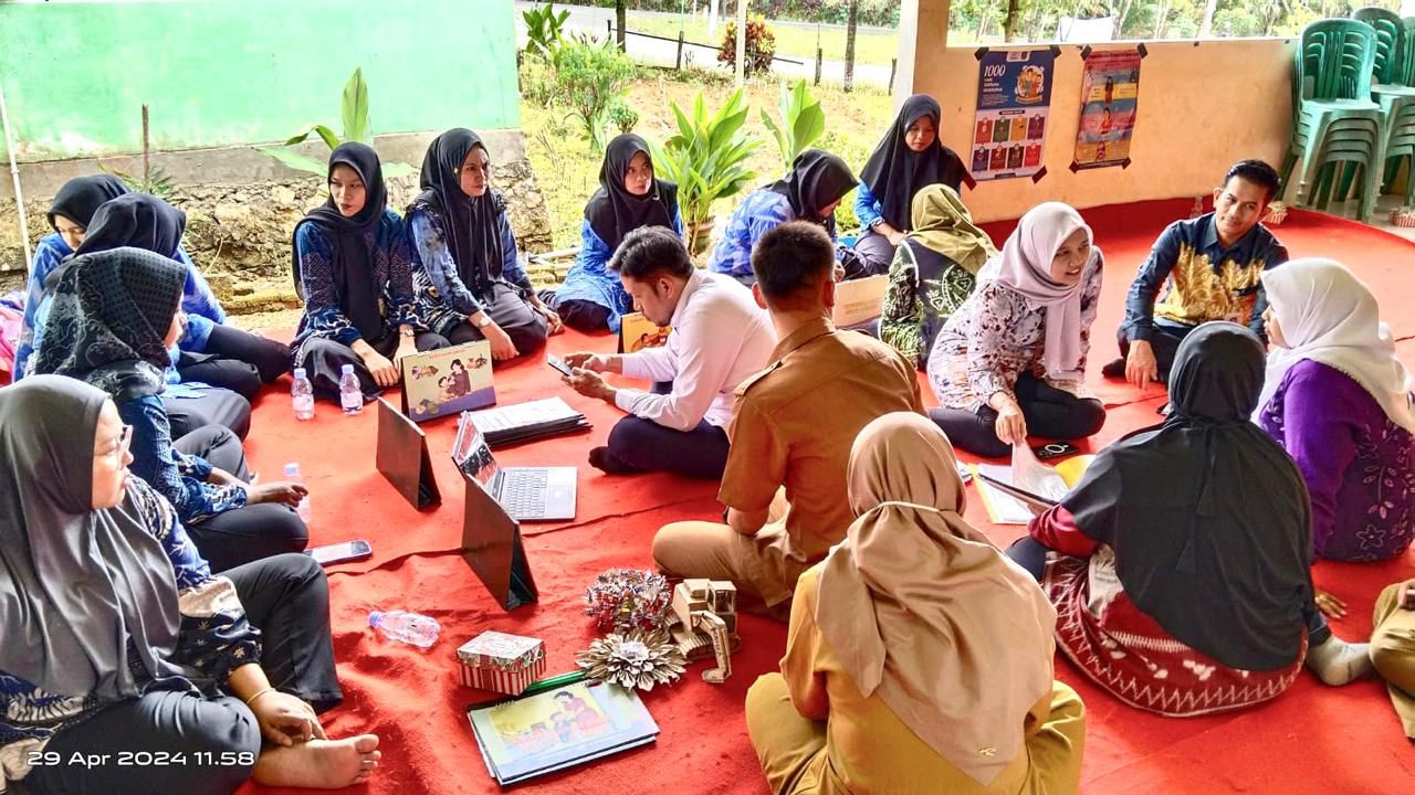 VERIFIKASI LAPANGAN: DP3AP2KB Tanbu memberi motivasi kepada BKB HIU Bahagia yang mengikuti lomba BKB tingkat provinsi. - MC TANAH BUMBU