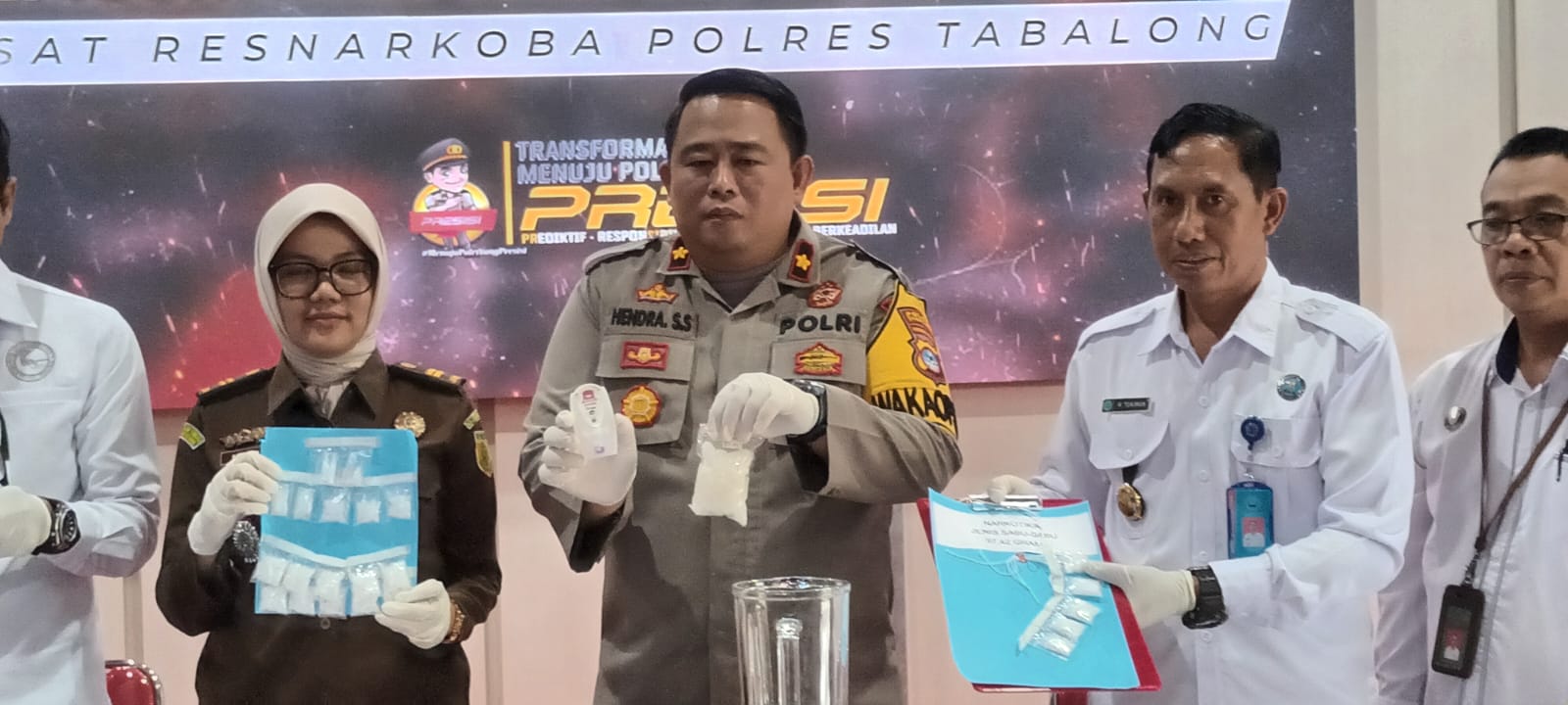 DIBLENDER: Wakapolres Tabalong Kompol Hendra Sumala Sartio bersama instansi lainnya dan kuasa hukum tersangka memusnahkan 177,22 gram sabu. (Foto : Ibnu Dwi Wahyudi / Radar Banjarmasin)